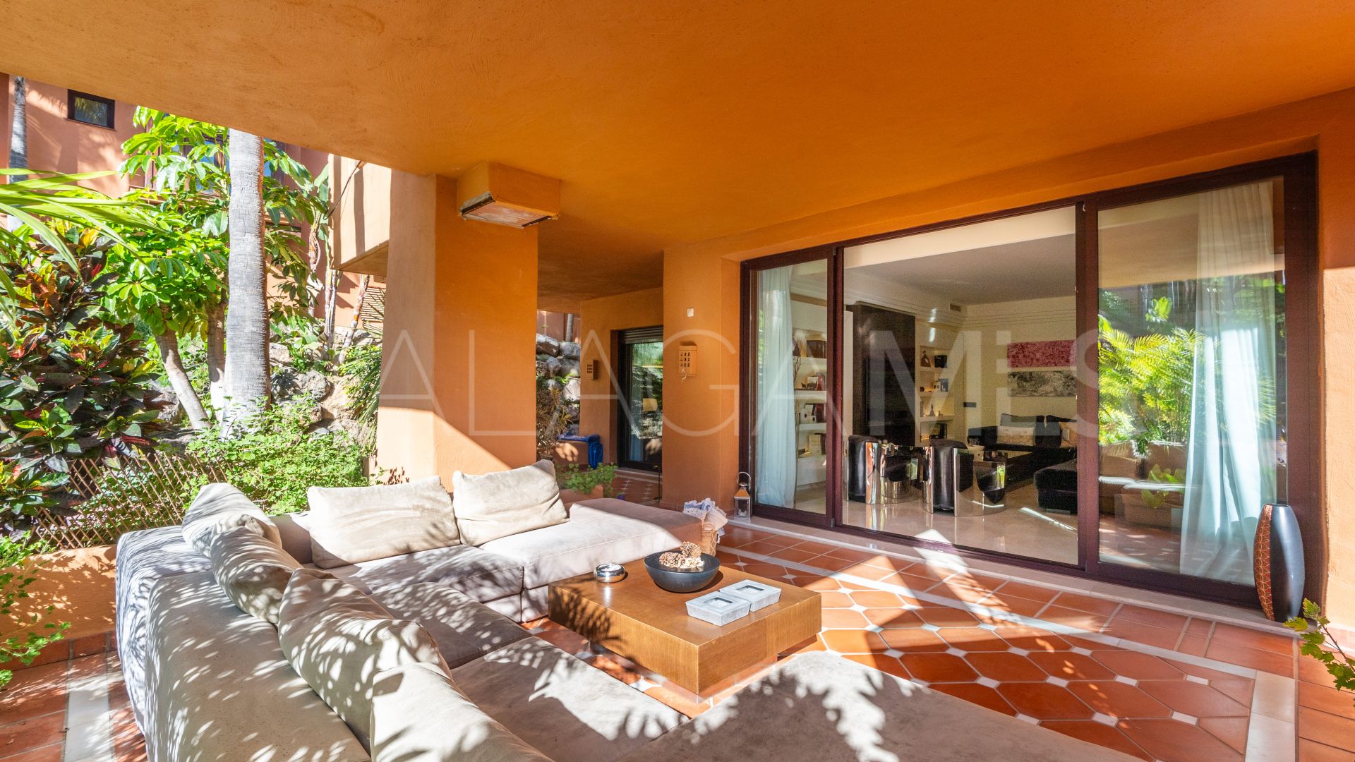 Markplanslägenhet for sale in La Alzambra Hill Club