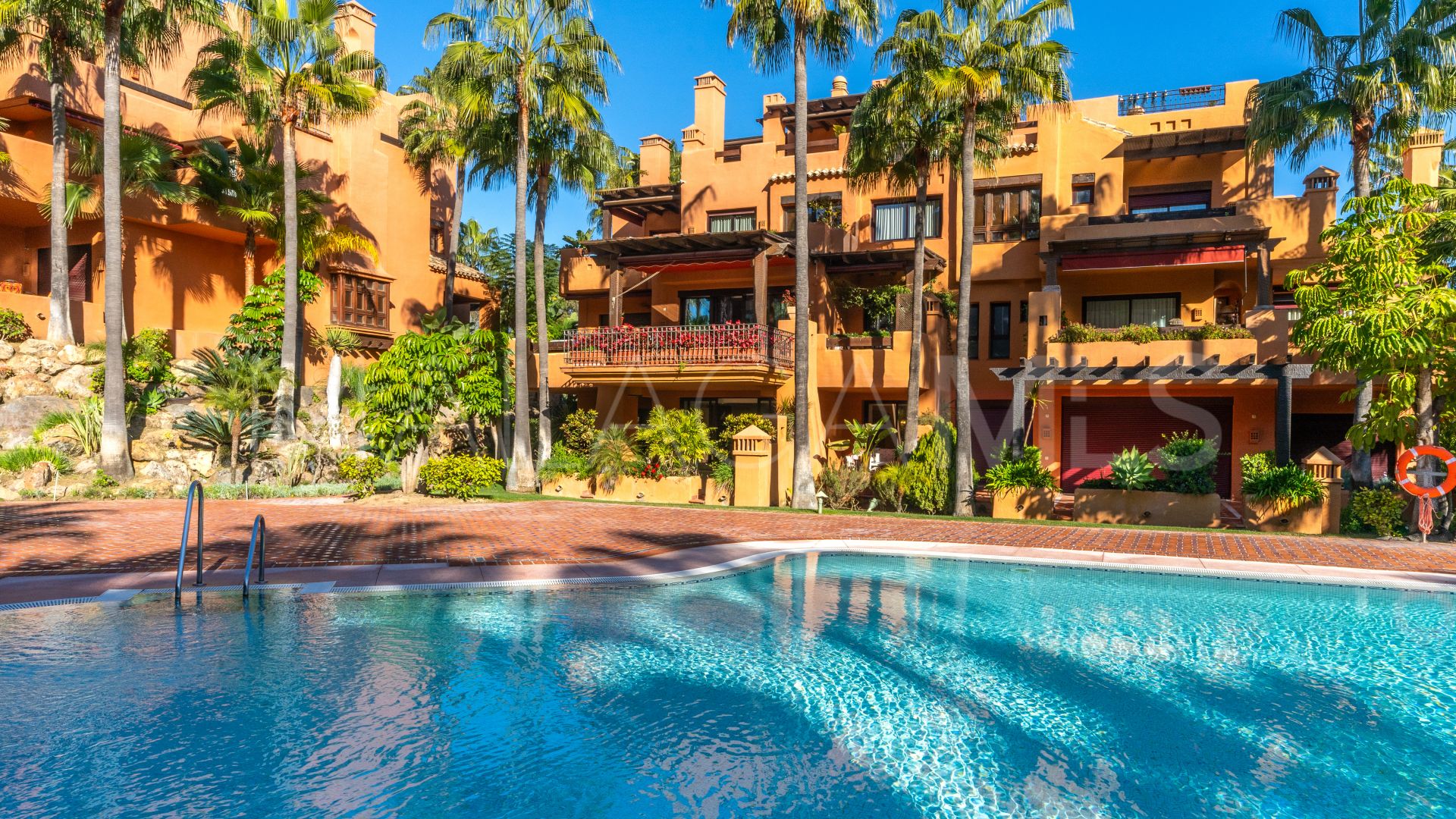 Markplanslägenhet for sale in La Alzambra Hill Club