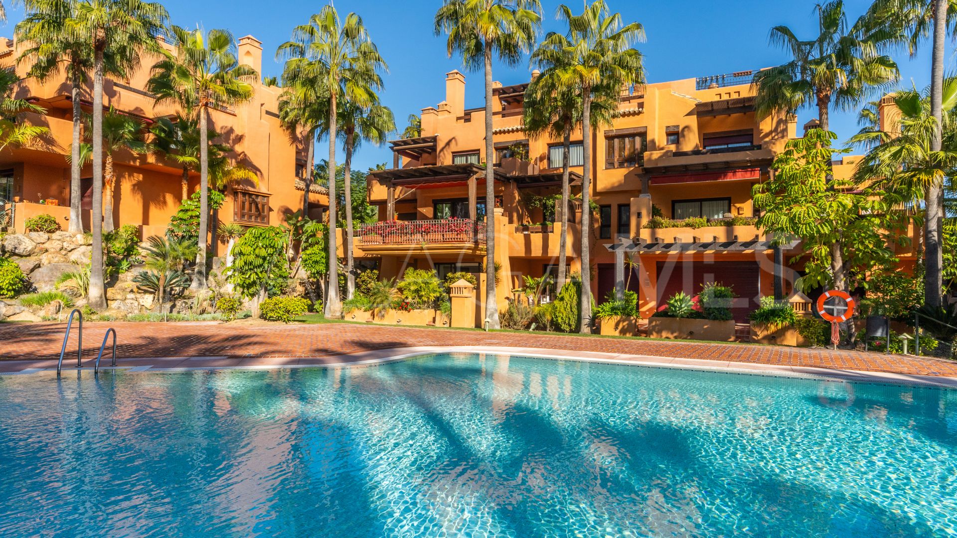Markplanslägenhet for sale in La Alzambra Hill Club