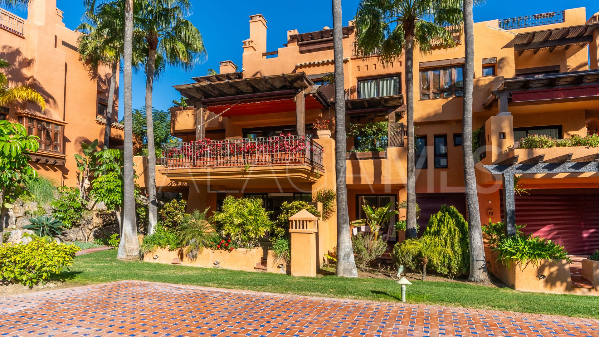 Markplanslägenhet for sale in La Alzambra Hill Club