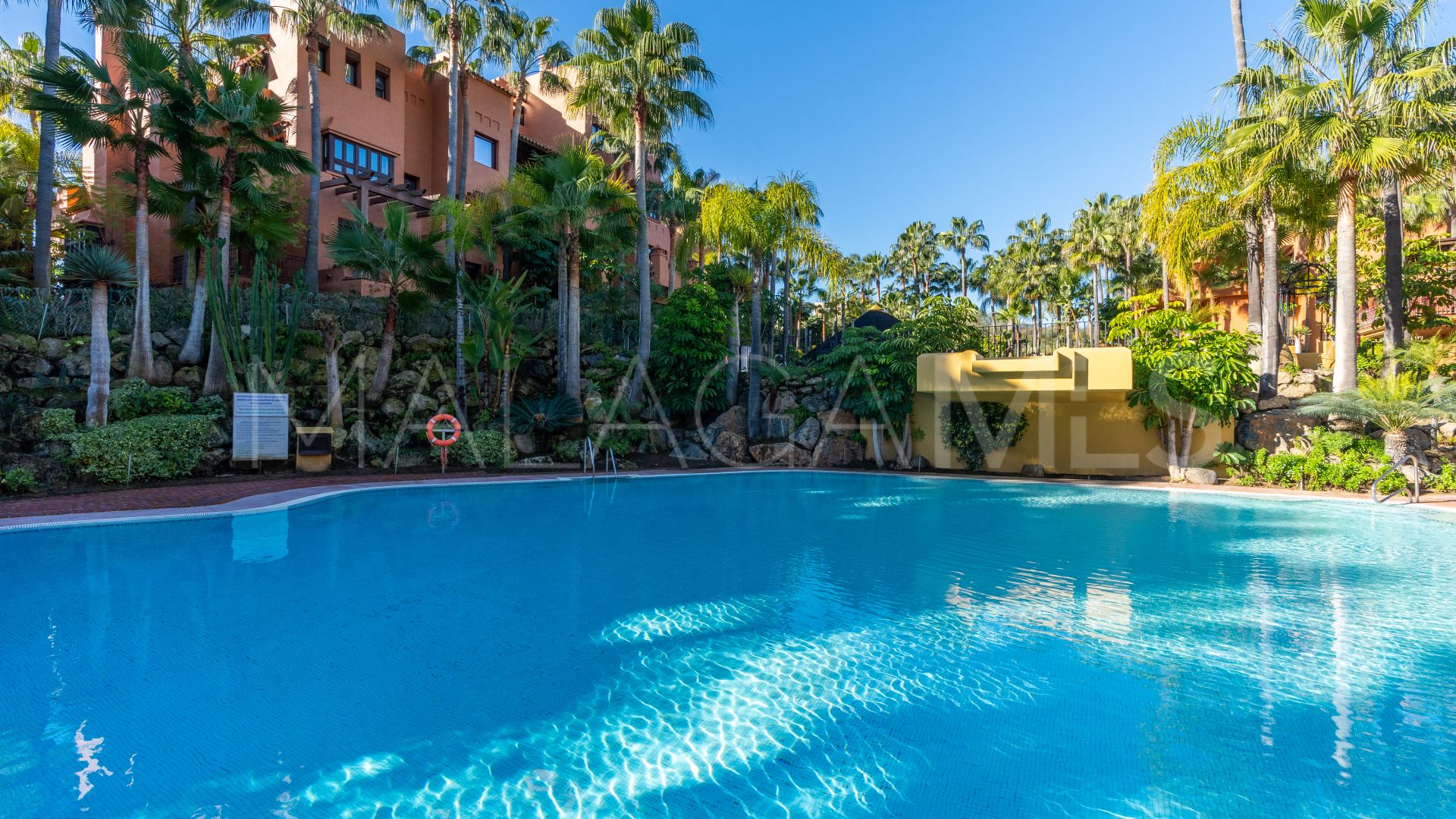 Markplanslägenhet for sale in La Alzambra Hill Club