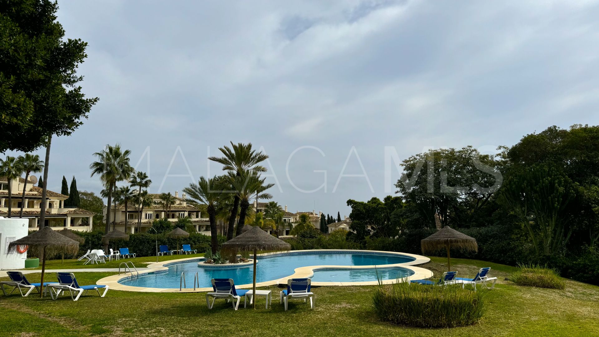 Tvåvåningslägenhet for sale in Nueva Andalucia