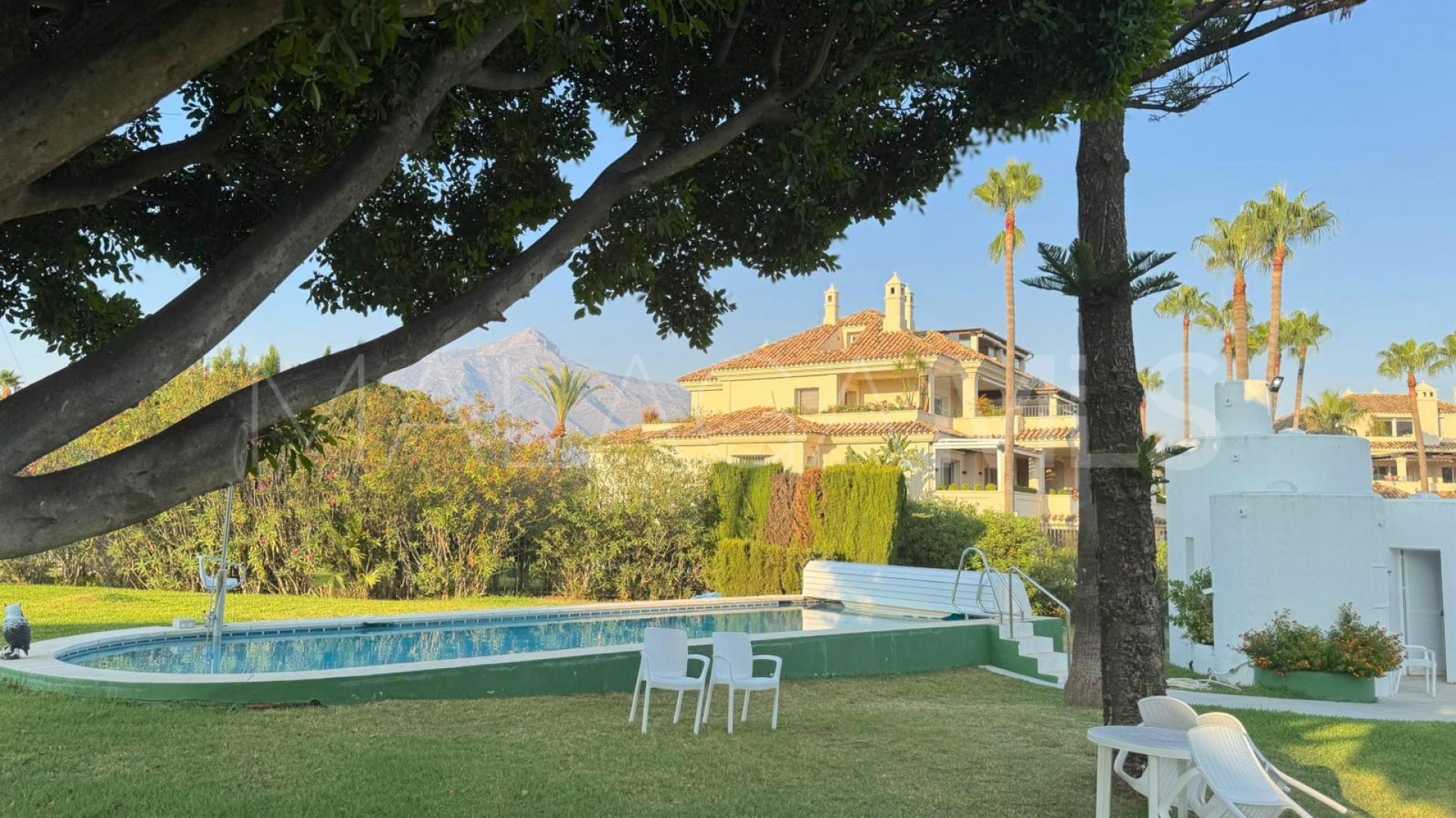 Tvåvåningslägenhet for sale in Nueva Andalucia
