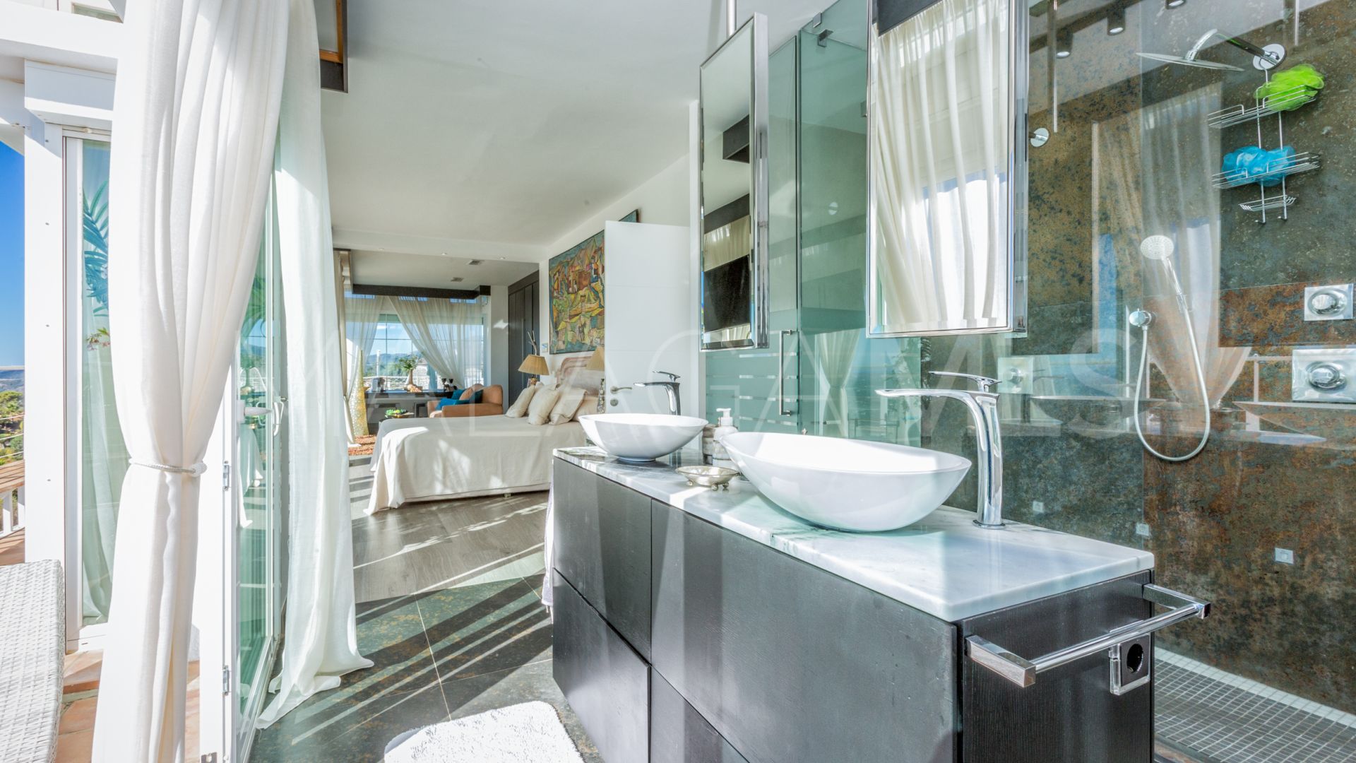 Villa for sale in Estepona