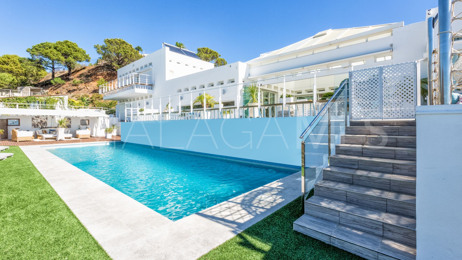Villa for sale in Estepona
