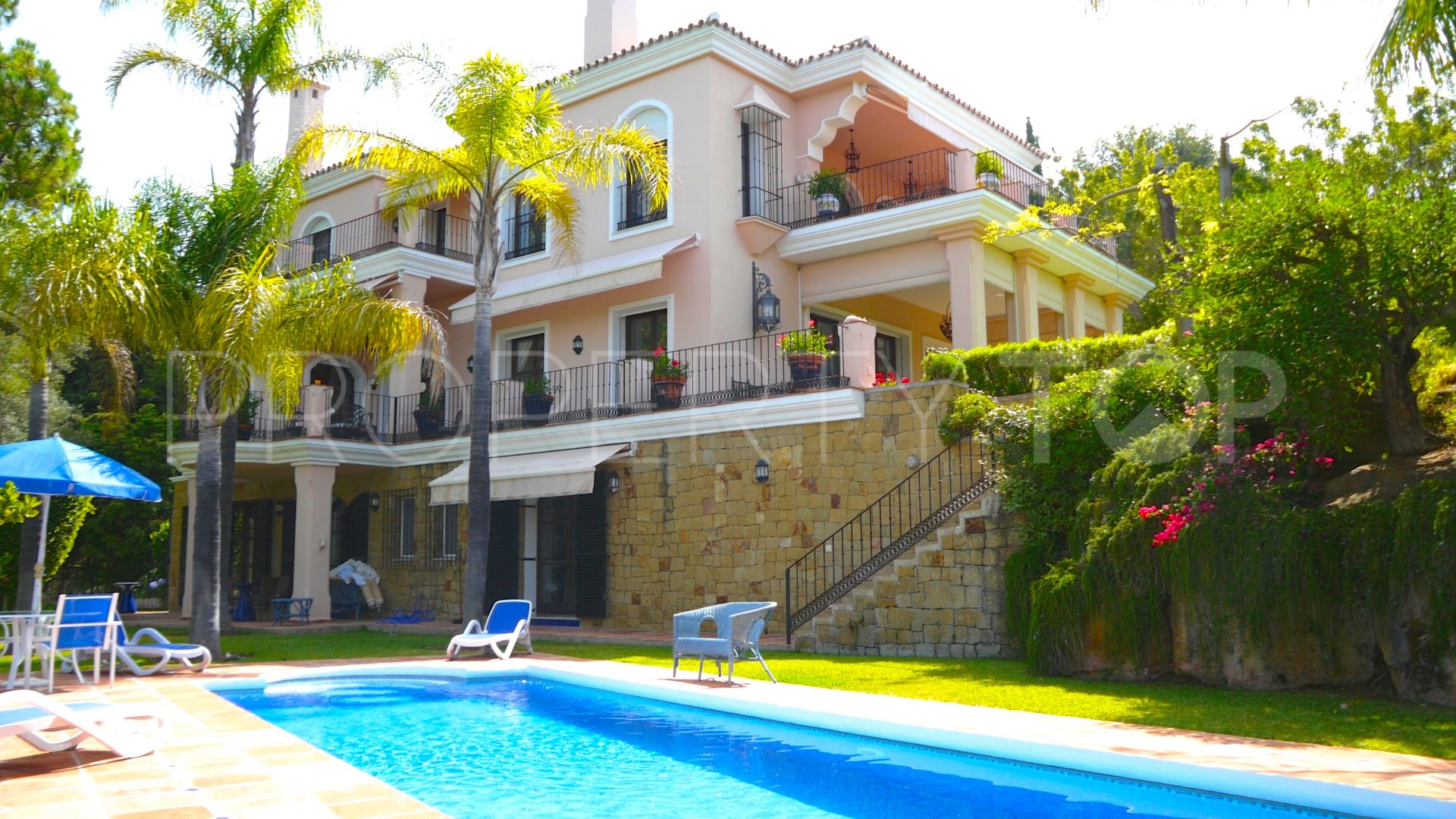 Rio Real 4 bedrooms villa for sale