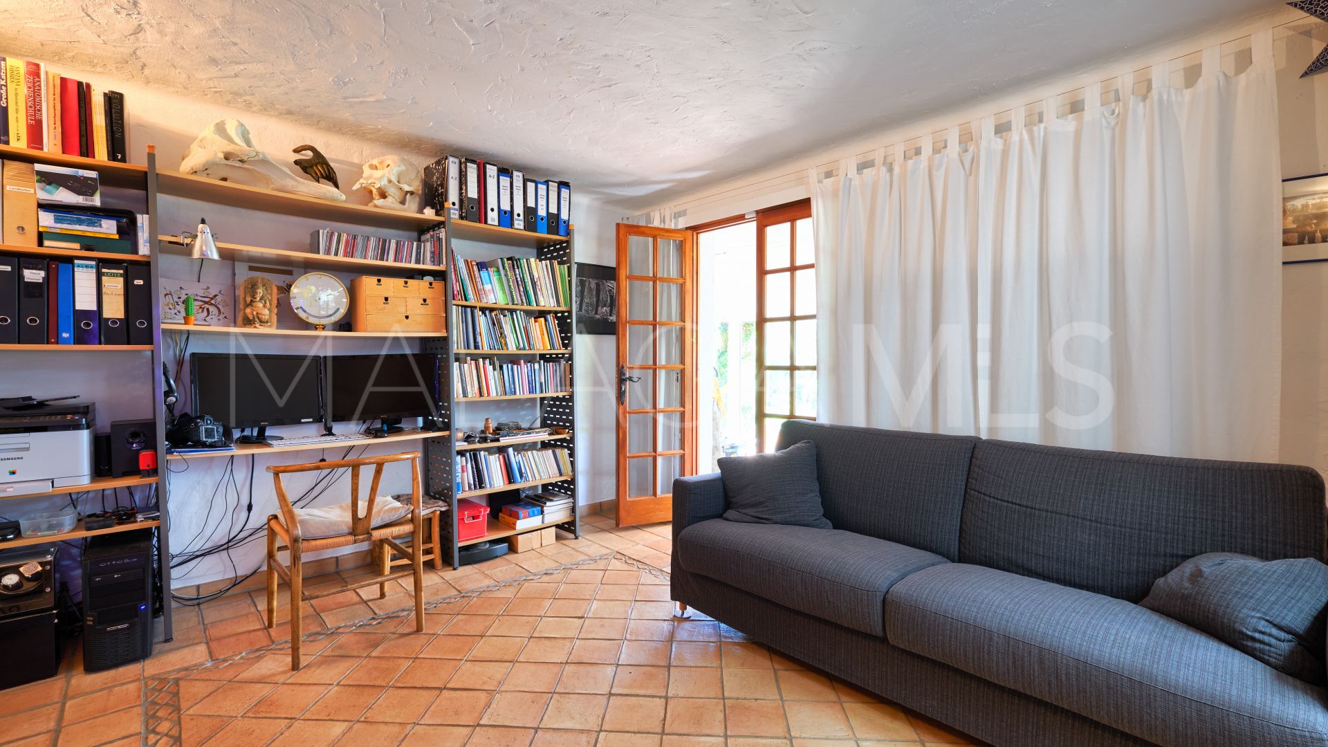 Finca for sale in Estepona