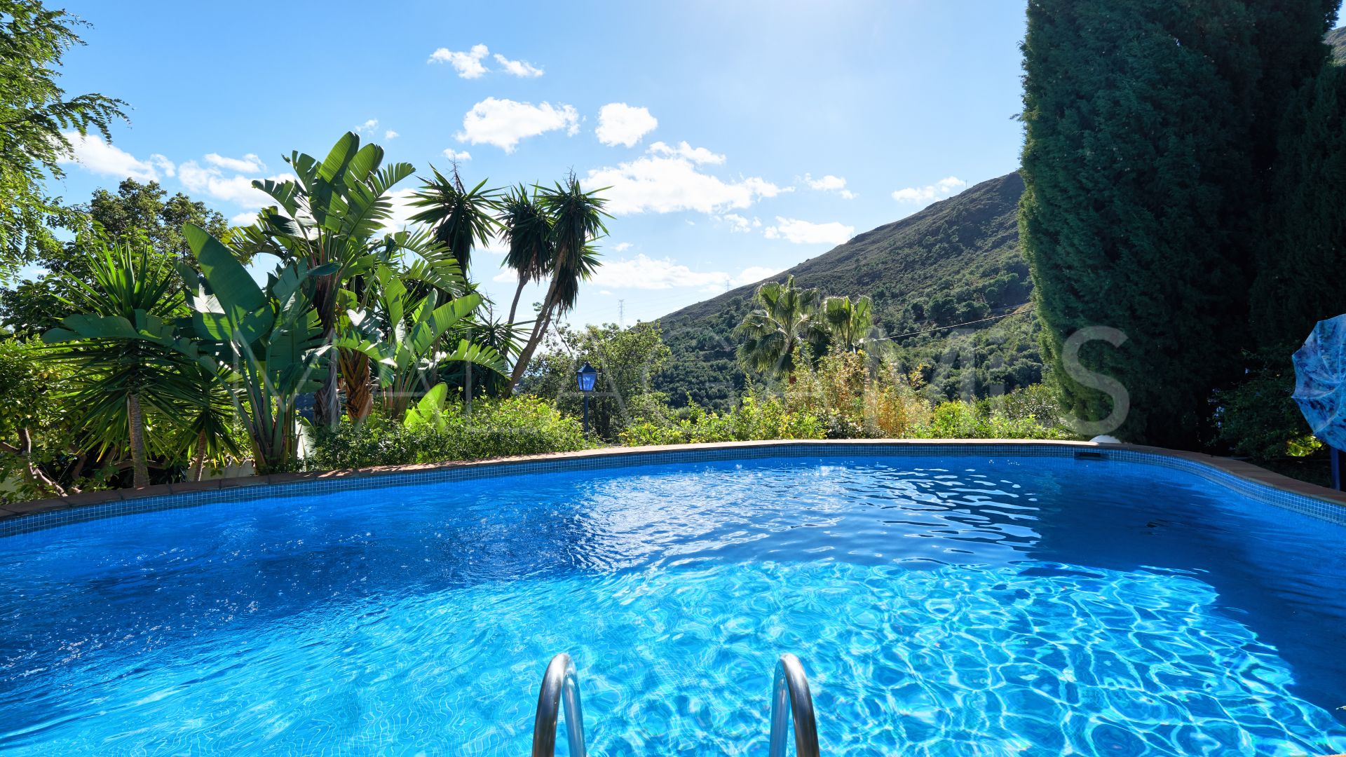 Finca for sale in Estepona