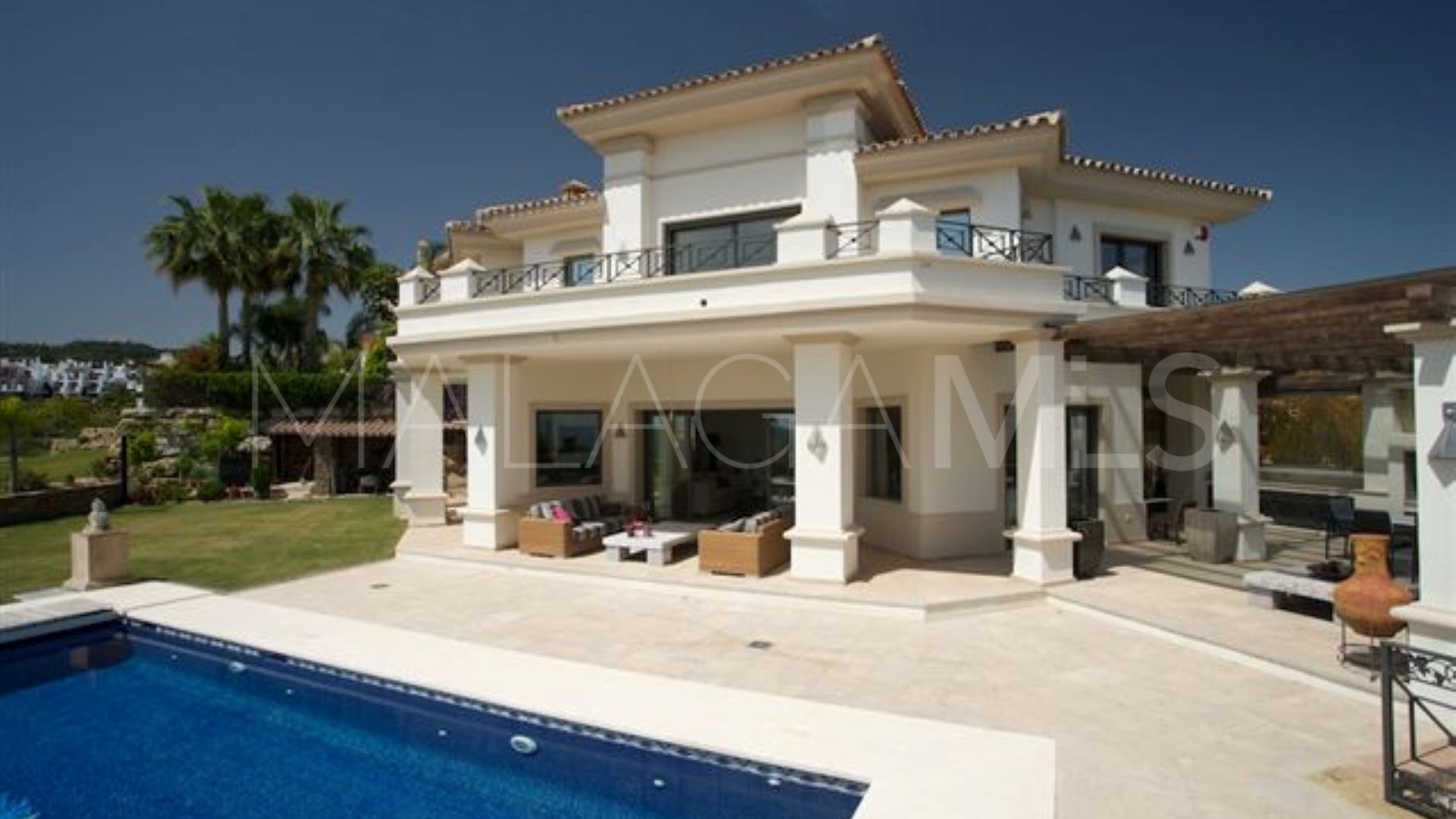 Se vende villa in Los Arqueros with 4 bedrooms