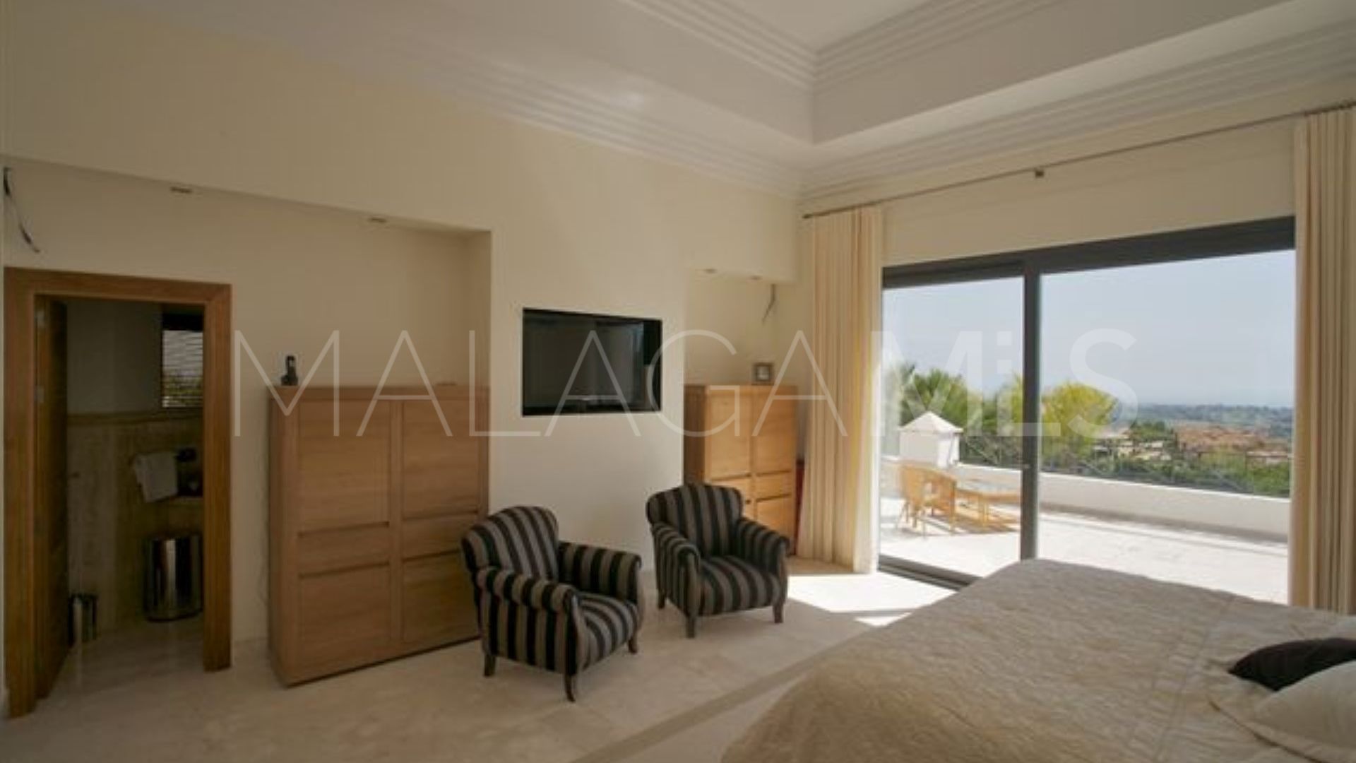 Se vende villa in Los Arqueros with 4 bedrooms