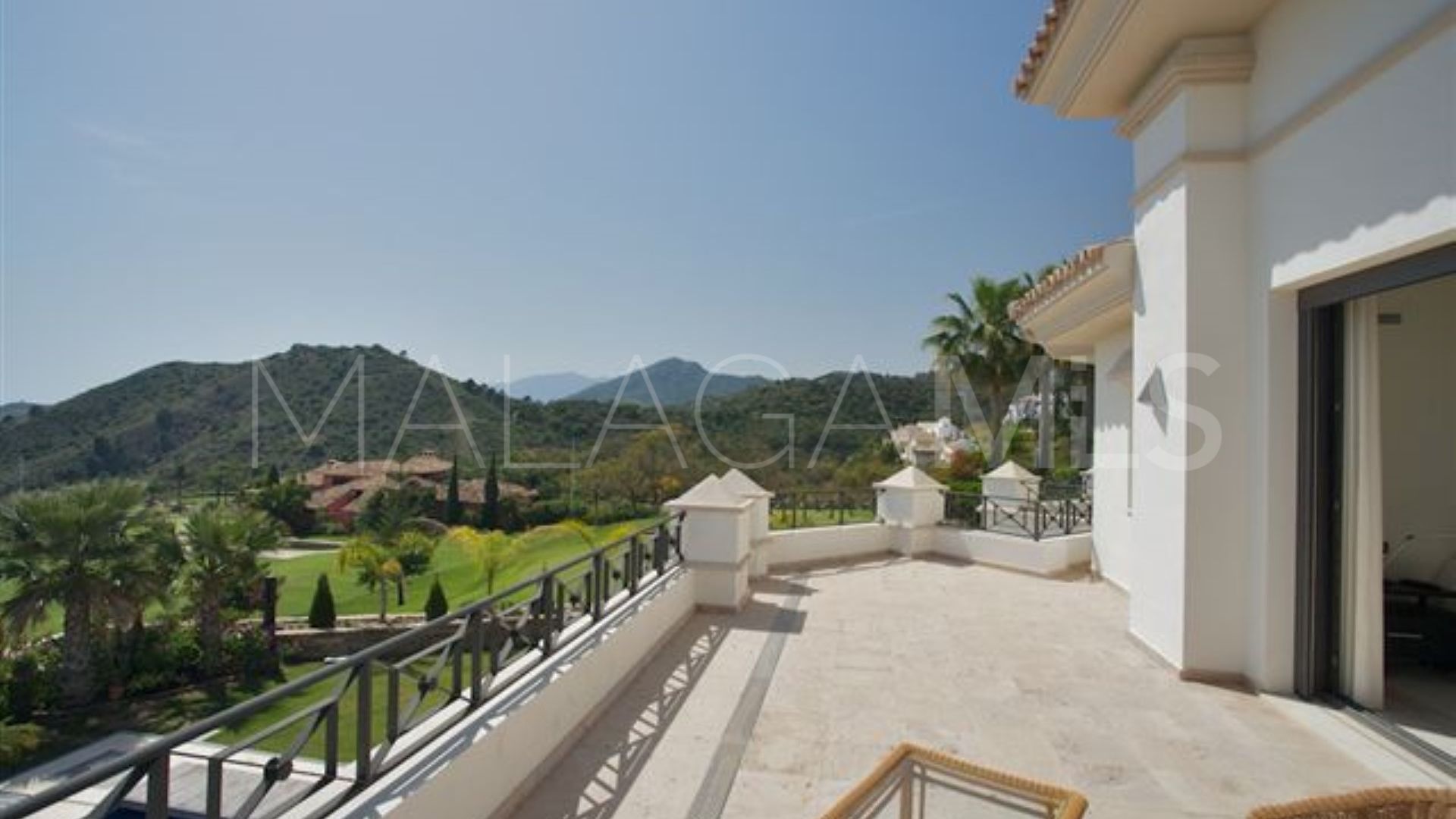 Se vende villa in Los Arqueros with 4 bedrooms