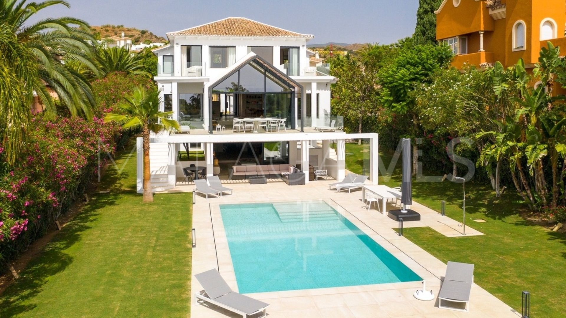 Villa for sale in Los Naranjos Golf with 6 bedrooms