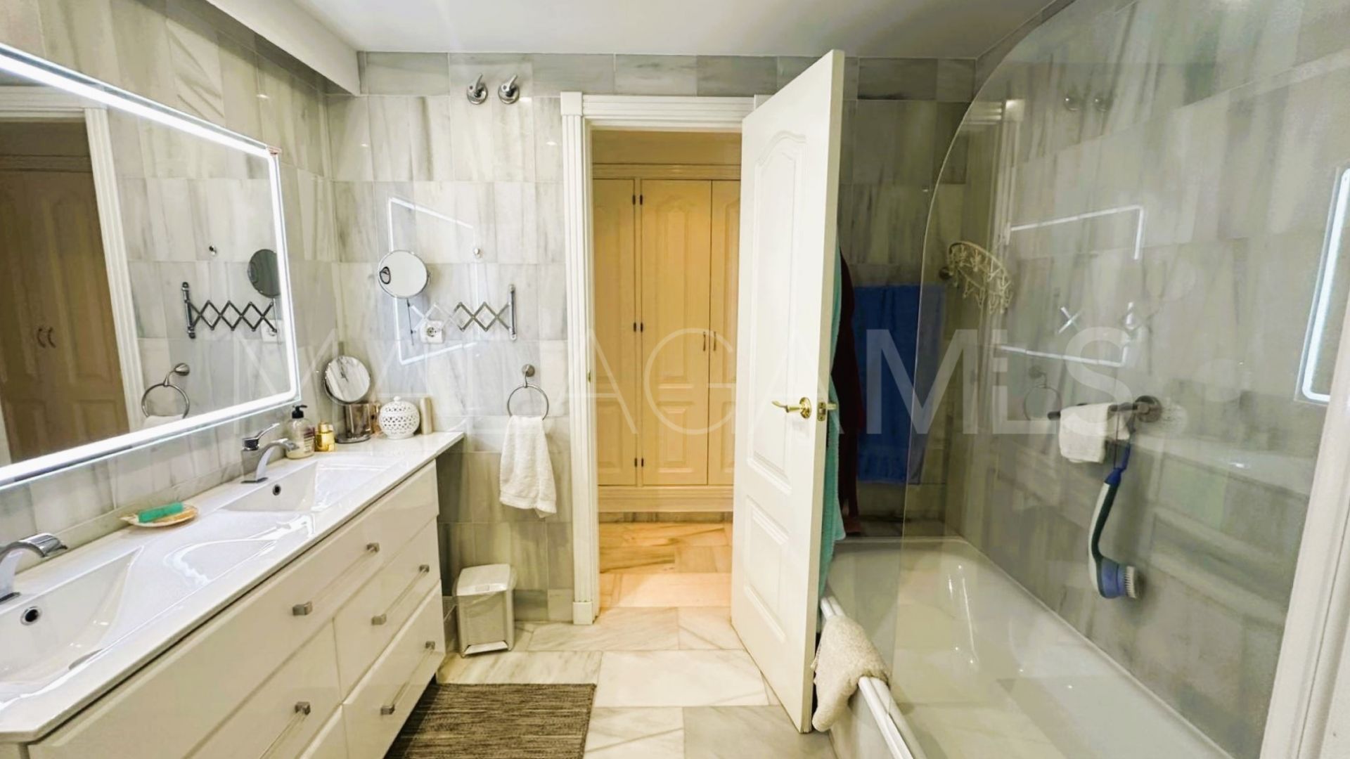 For sale ground floor apartment in Los Naranjos de Marbella with 3 bedrooms