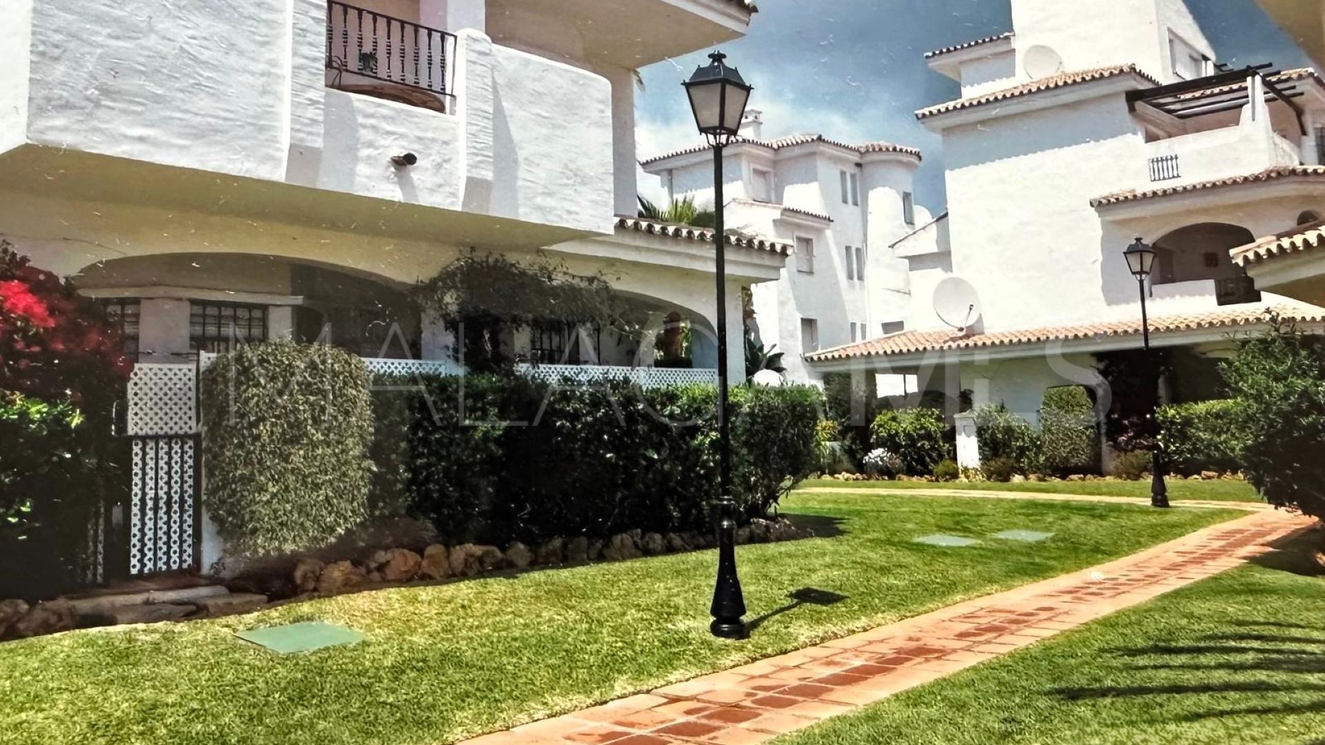 For sale ground floor apartment in Los Naranjos de Marbella with 3 bedrooms