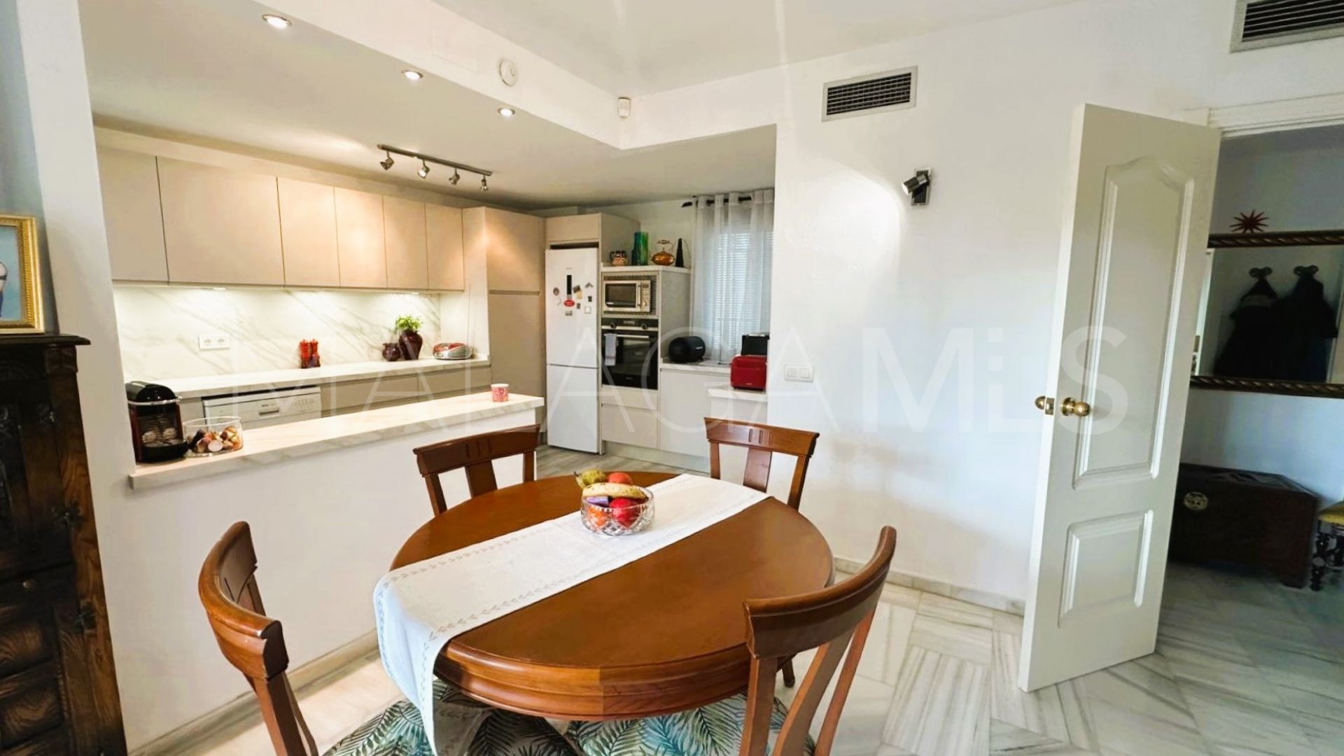 For sale ground floor apartment in Los Naranjos de Marbella with 3 bedrooms