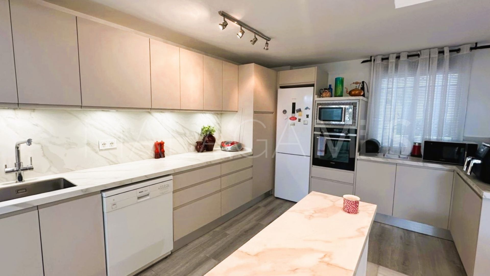 For sale ground floor apartment in Los Naranjos de Marbella with 3 bedrooms