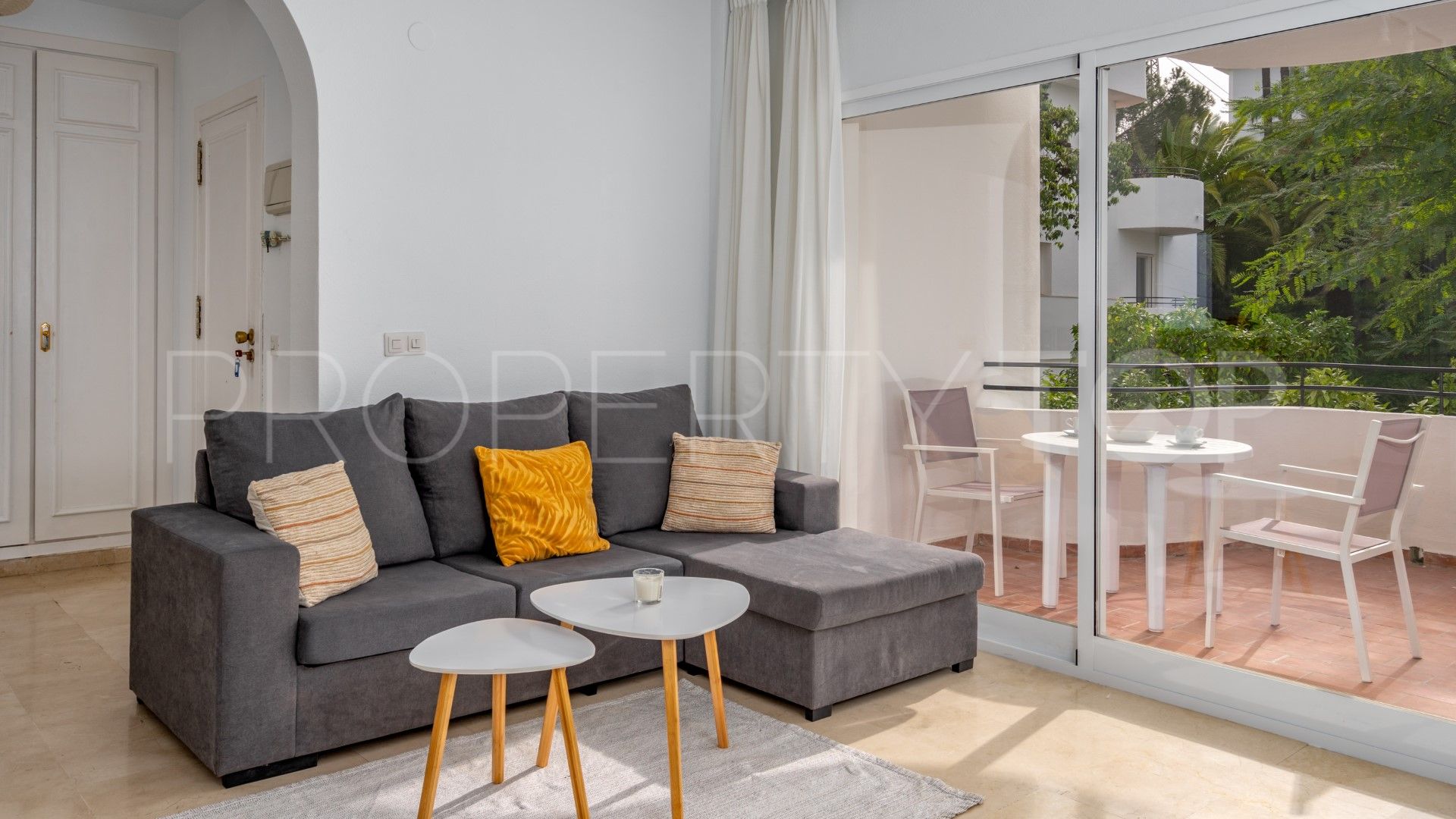 Comprar apartamento con 2 dormitorios en Estepona Golf