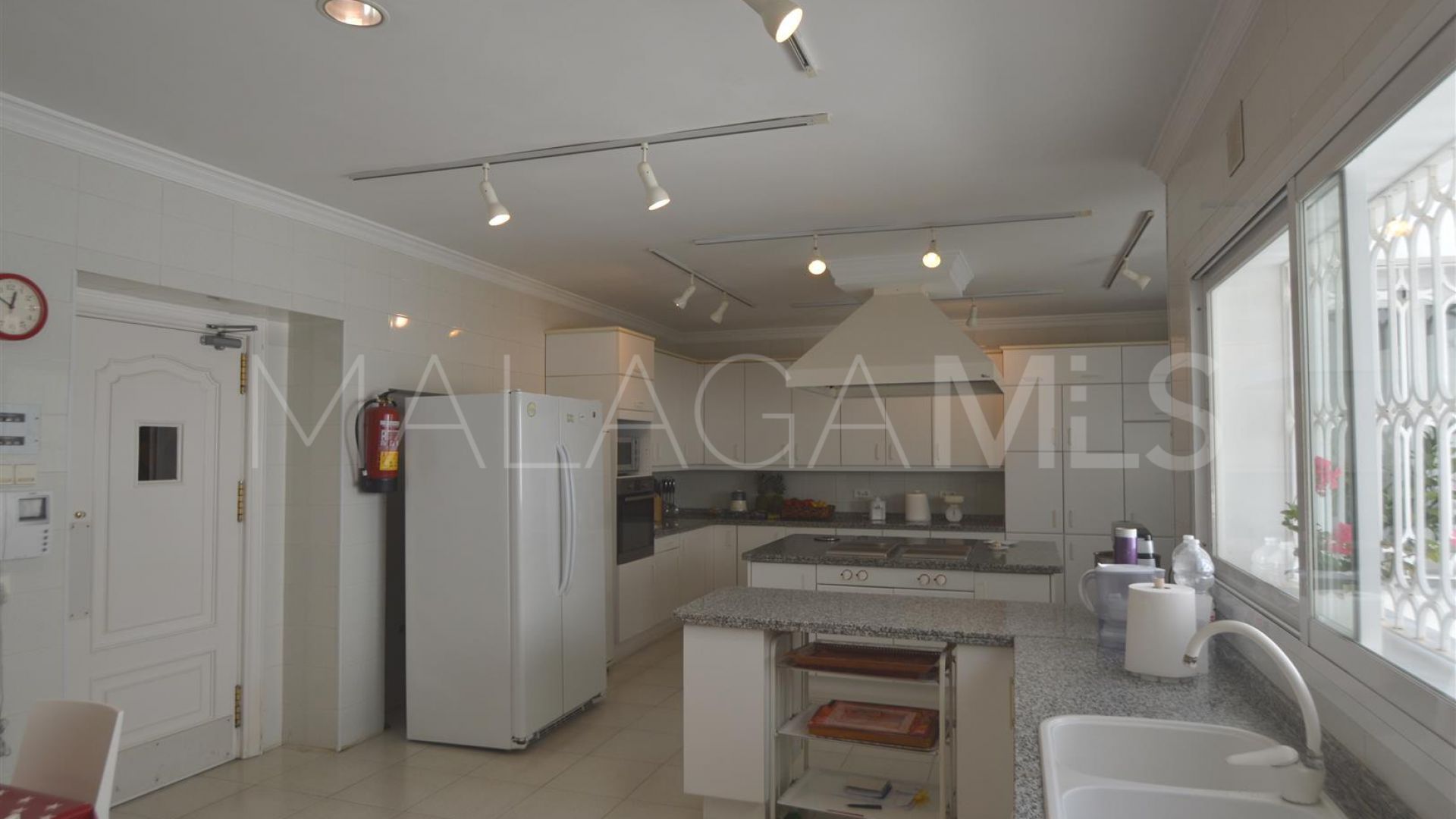 For sale villa in Guadalmina Baja with 8 bedrooms