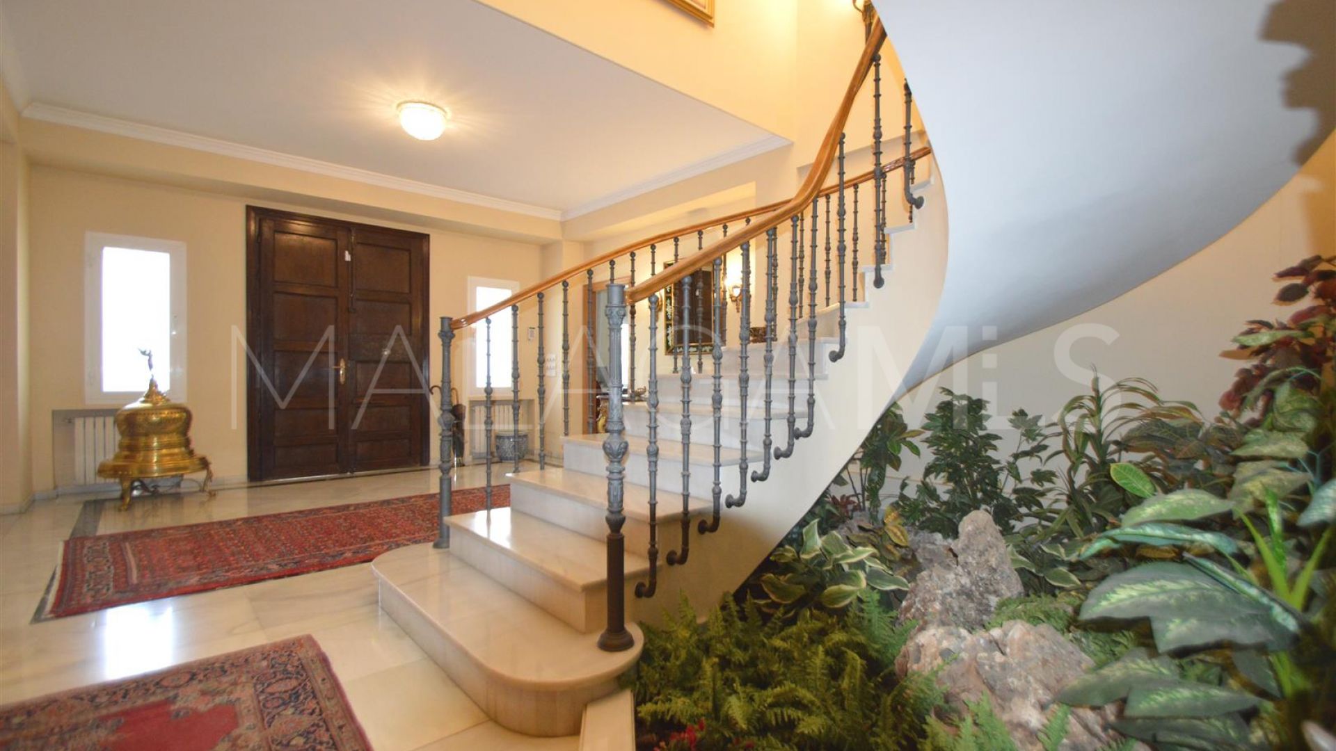 For sale villa in Guadalmina Baja with 8 bedrooms