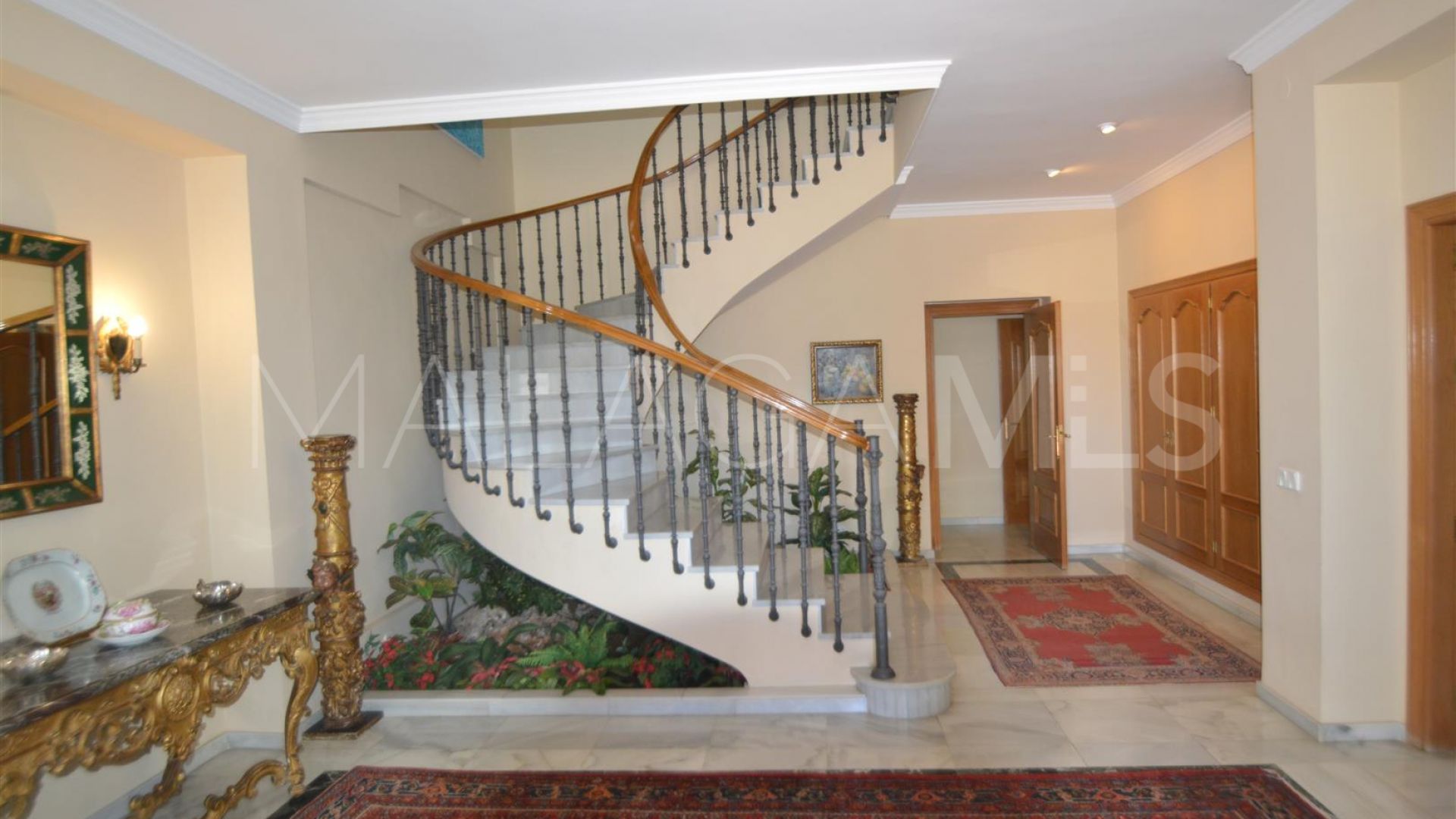 For sale villa in Guadalmina Baja with 8 bedrooms