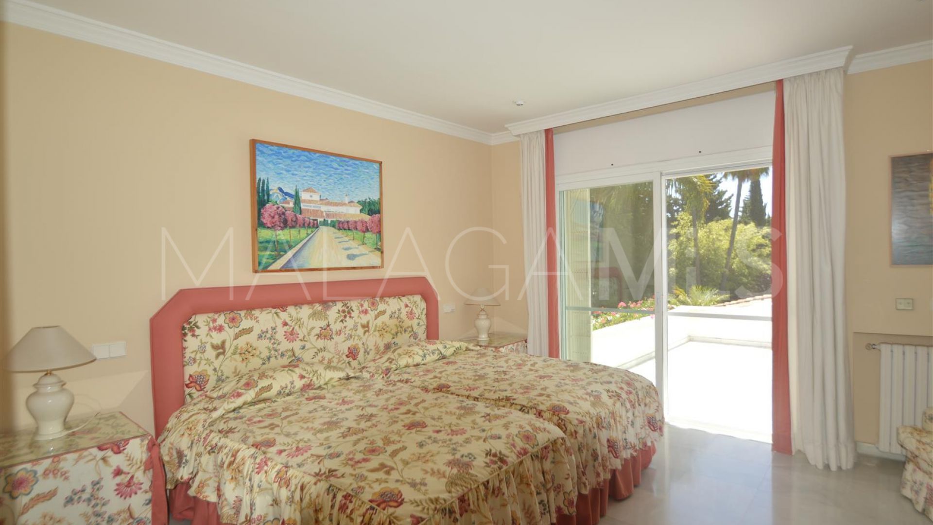 For sale villa in Guadalmina Baja with 8 bedrooms