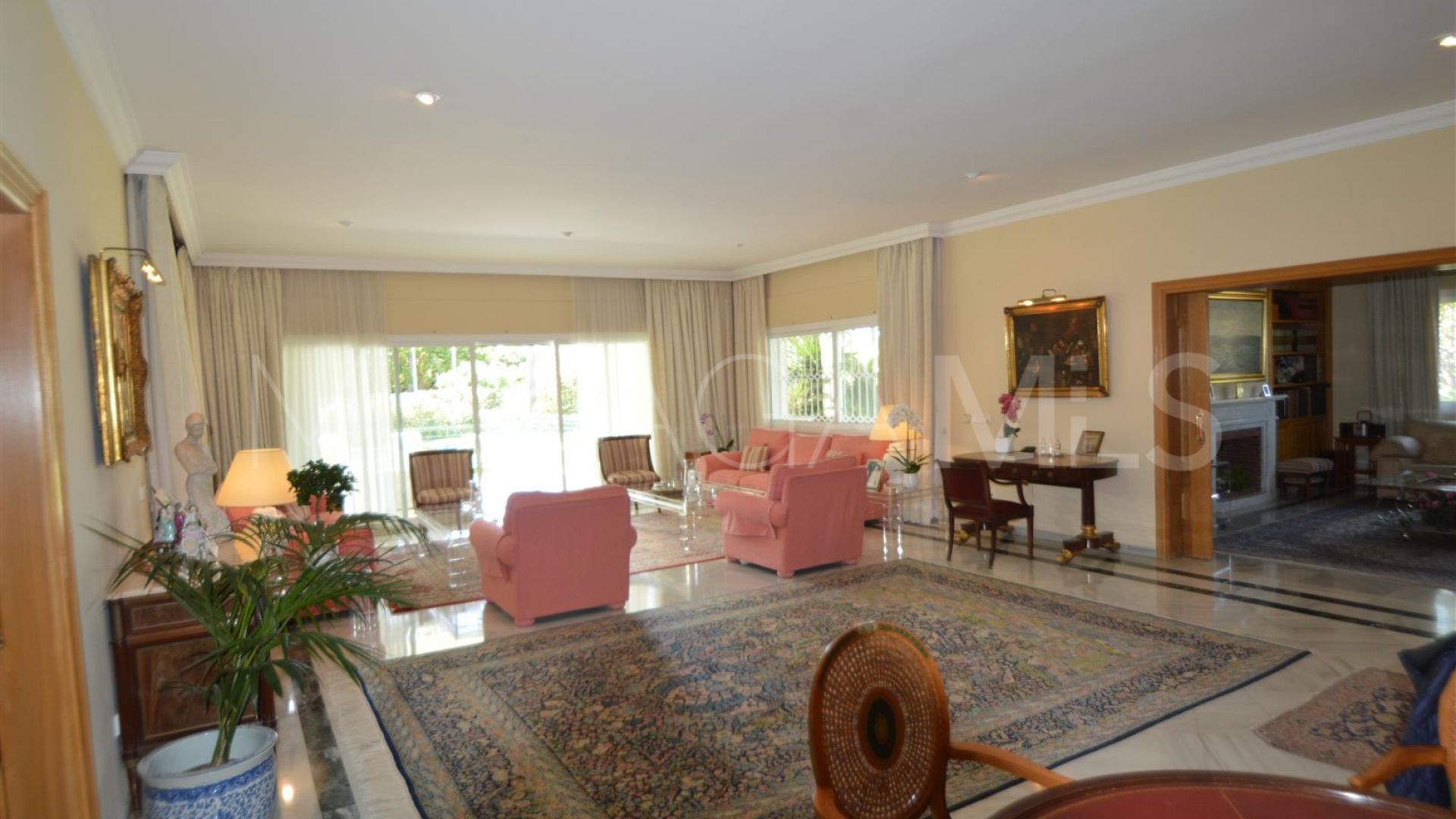 For sale villa in Guadalmina Baja with 8 bedrooms