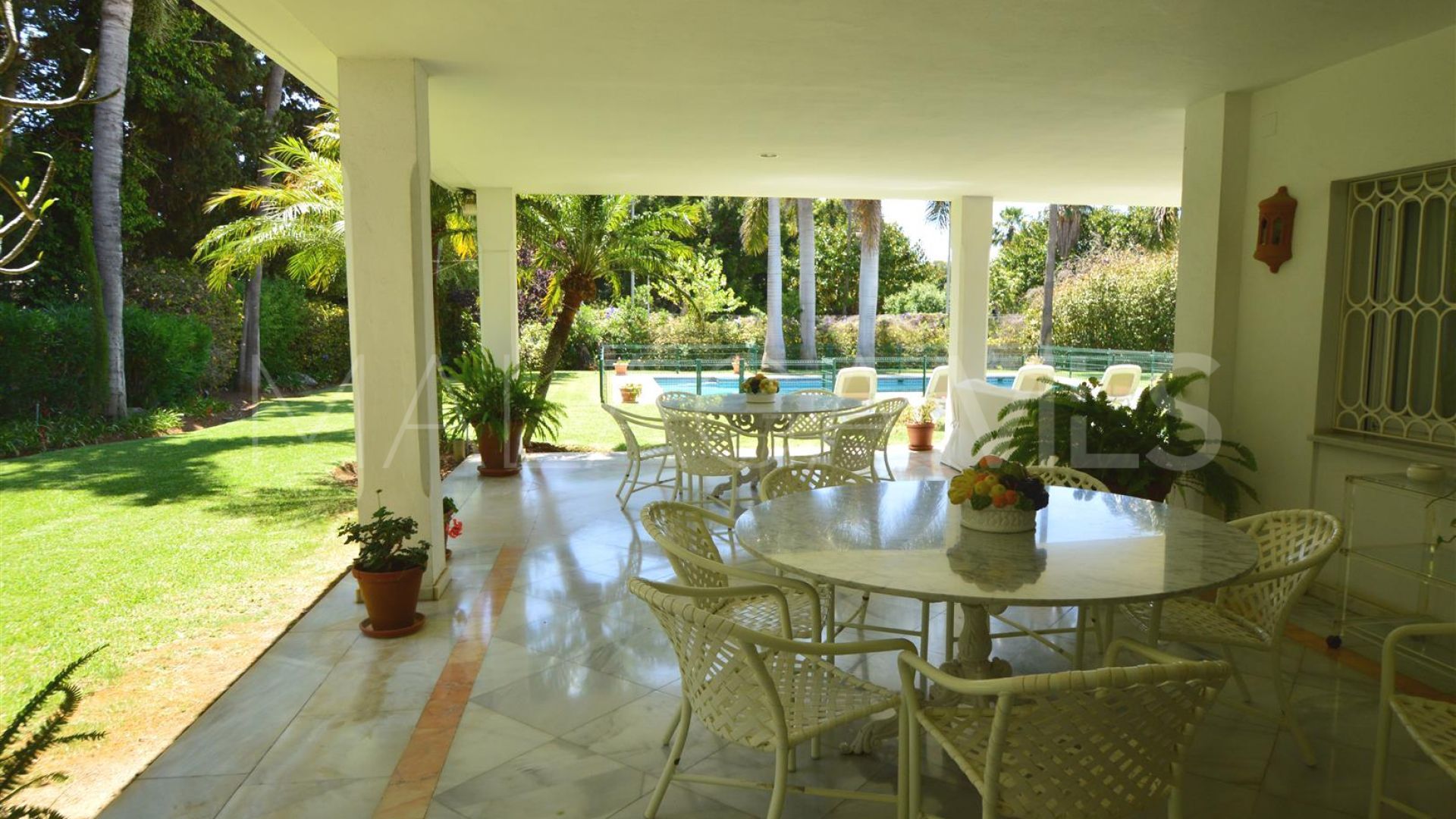 For sale villa in Guadalmina Baja with 8 bedrooms