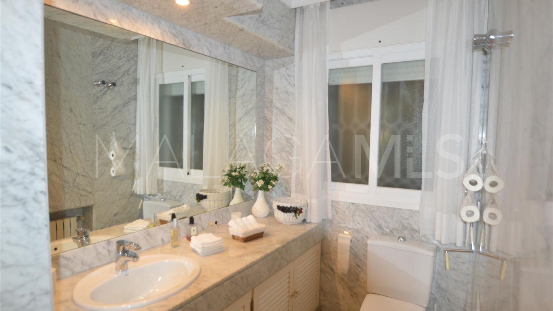 For sale villa in Guadalmina Baja with 8 bedrooms