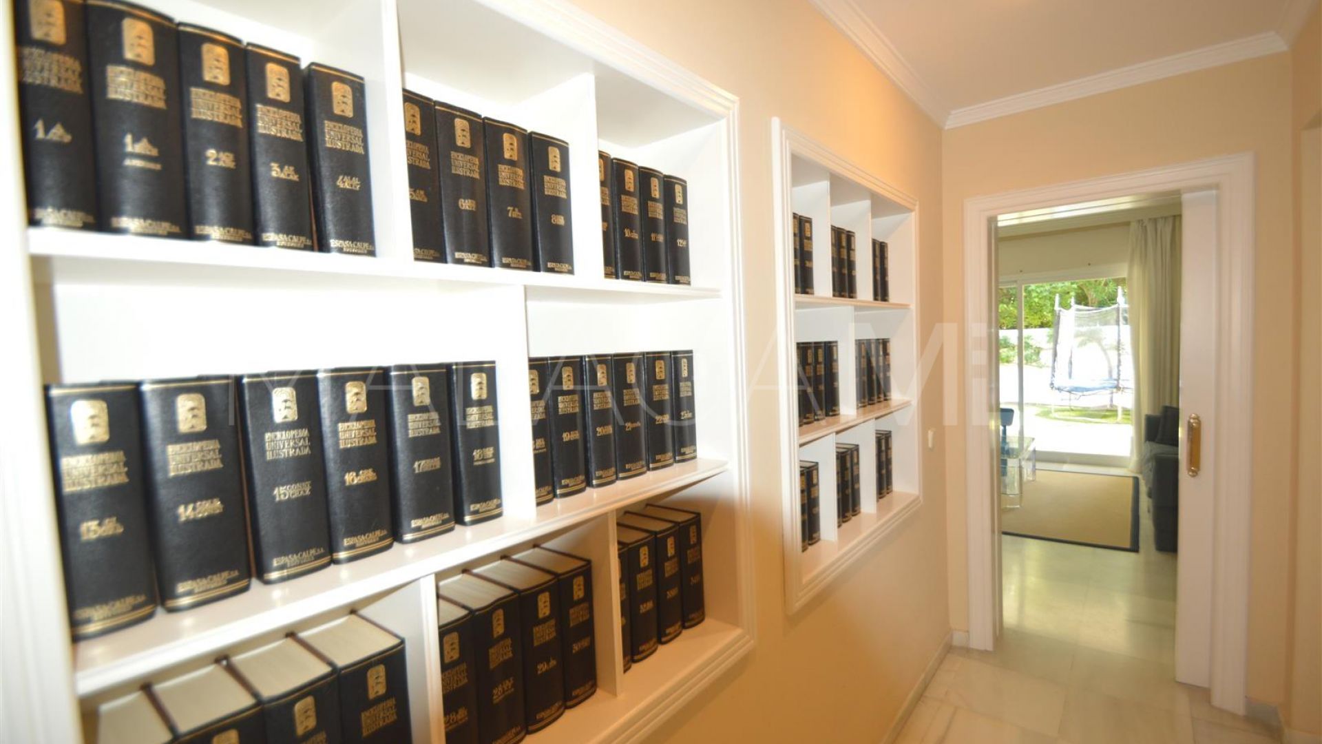 For sale villa in Guadalmina Baja with 8 bedrooms