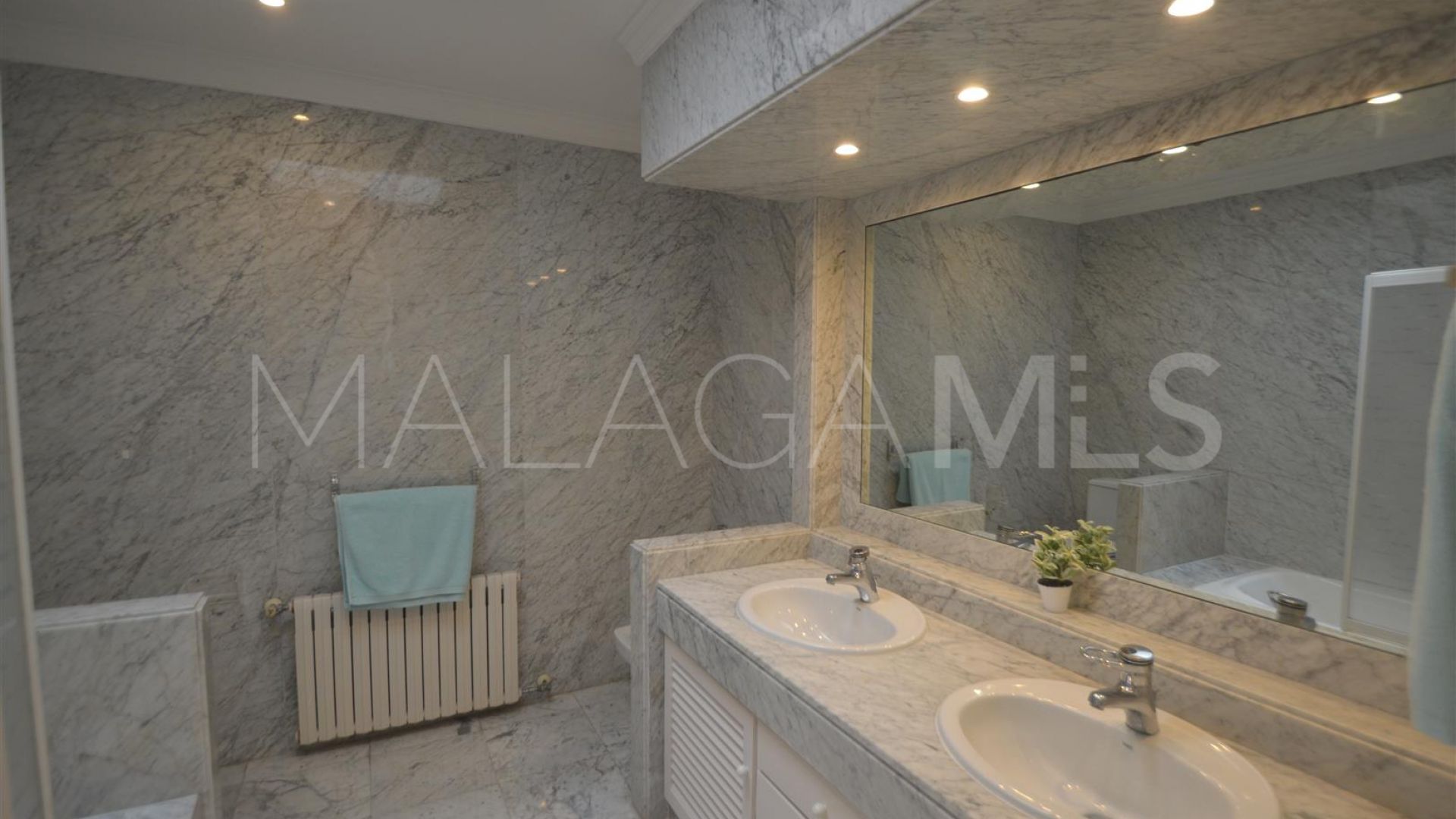 For sale villa in Guadalmina Baja with 8 bedrooms