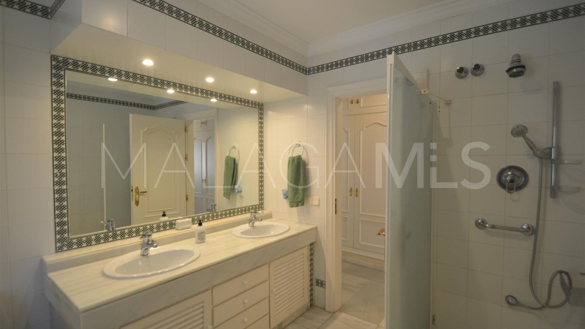 For sale villa in Guadalmina Baja with 8 bedrooms