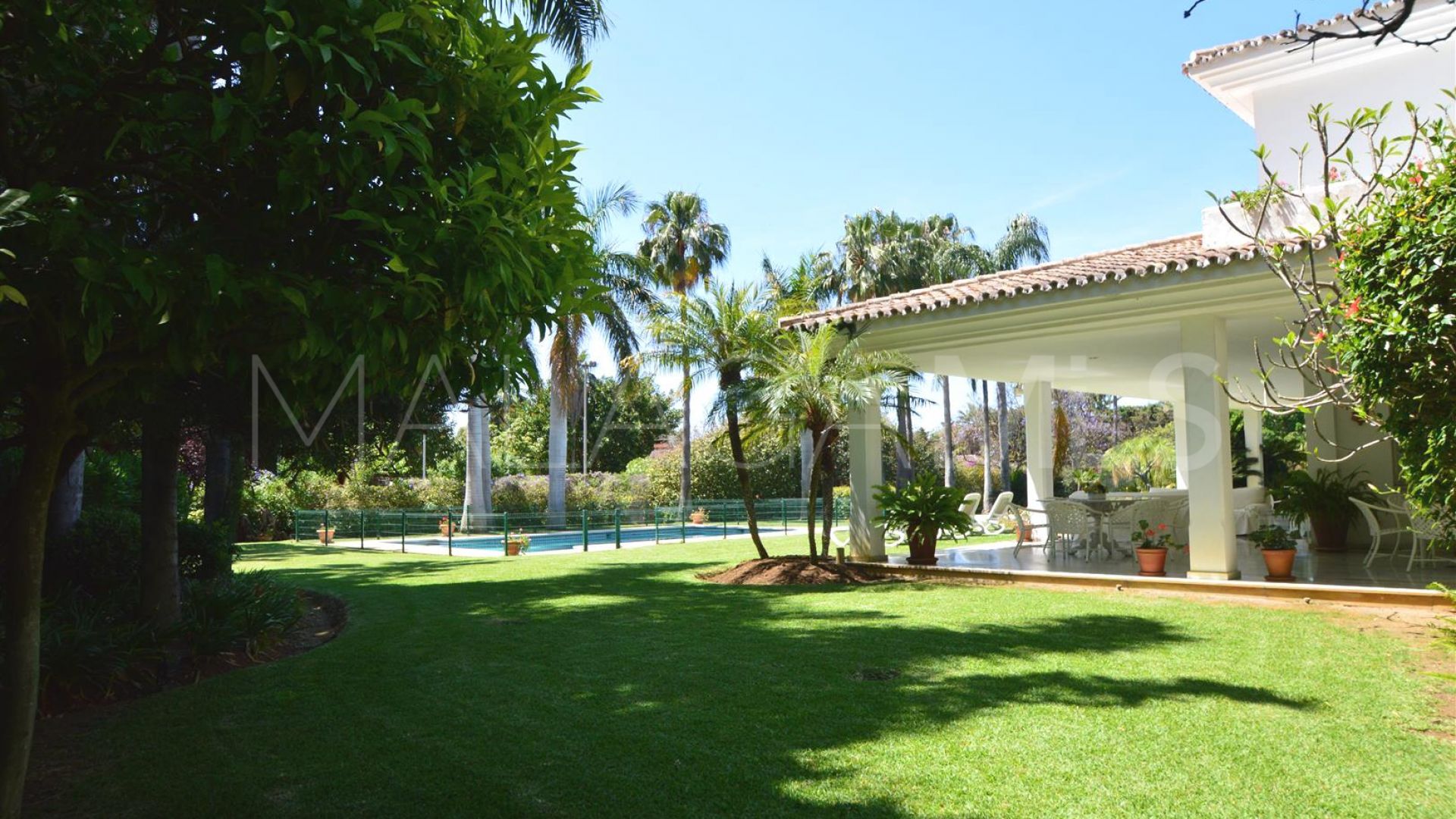 For sale villa in Guadalmina Baja with 8 bedrooms