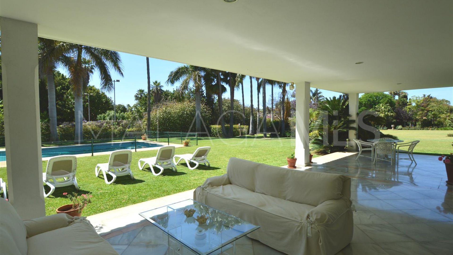 For sale villa in Guadalmina Baja with 8 bedrooms