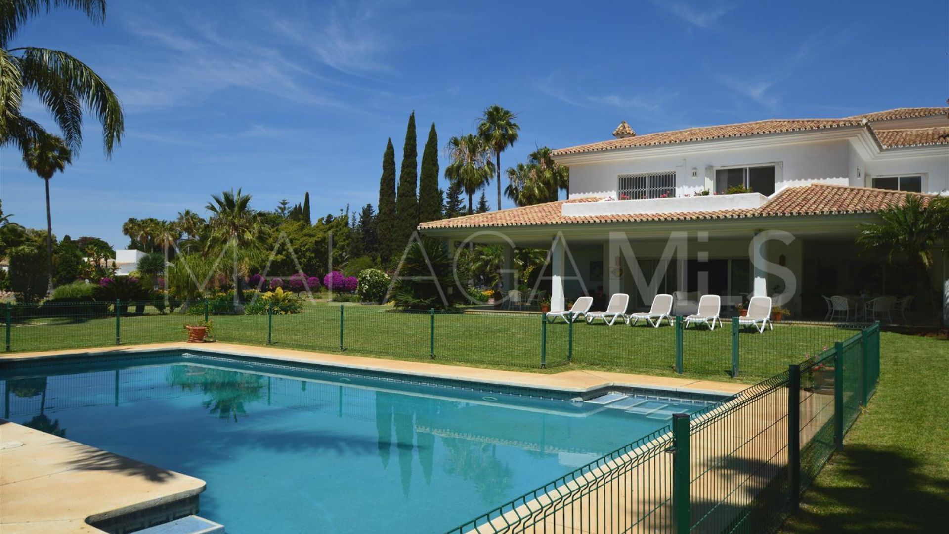 For sale villa in Guadalmina Baja with 8 bedrooms