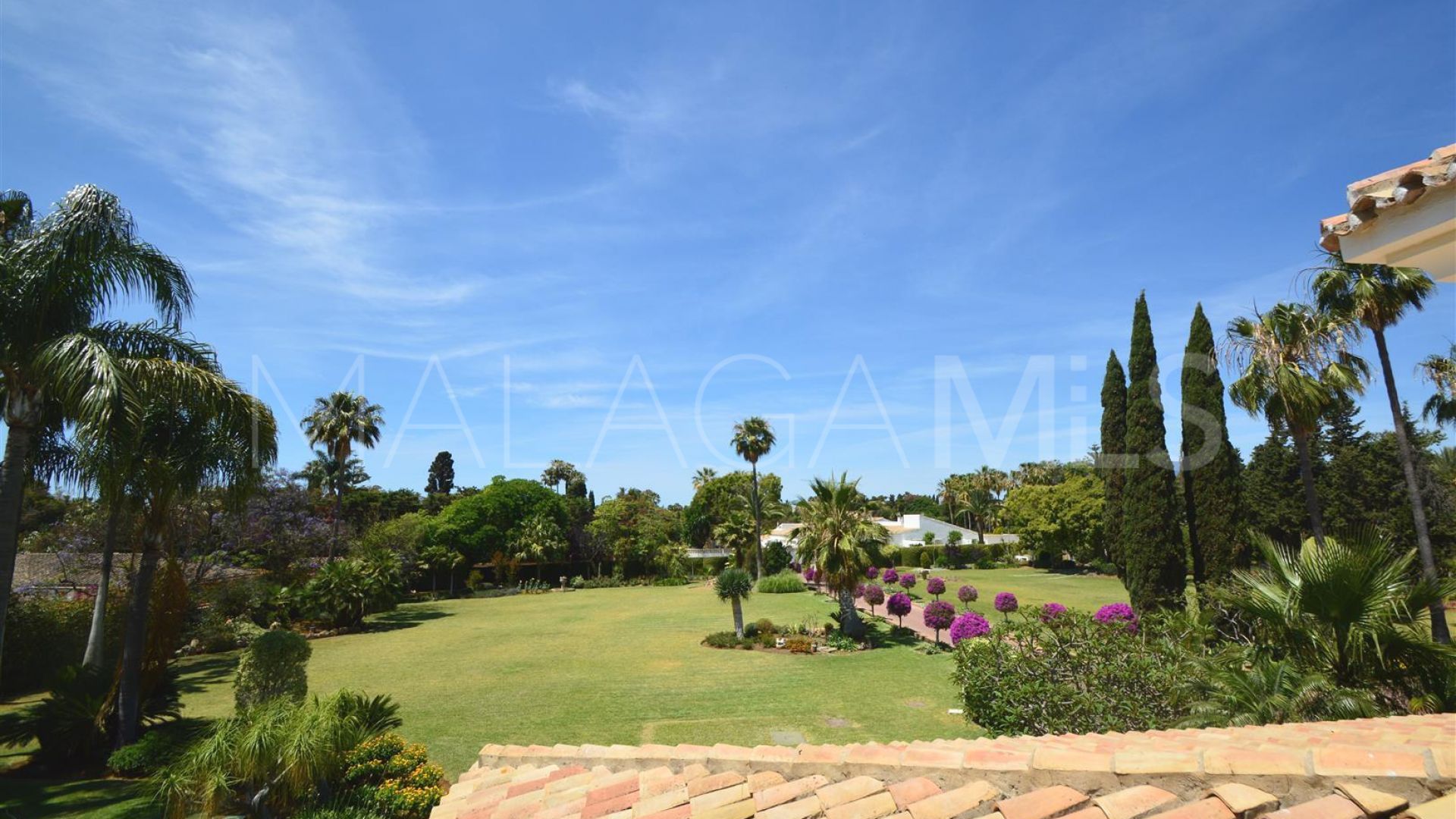 For sale villa in Guadalmina Baja with 8 bedrooms
