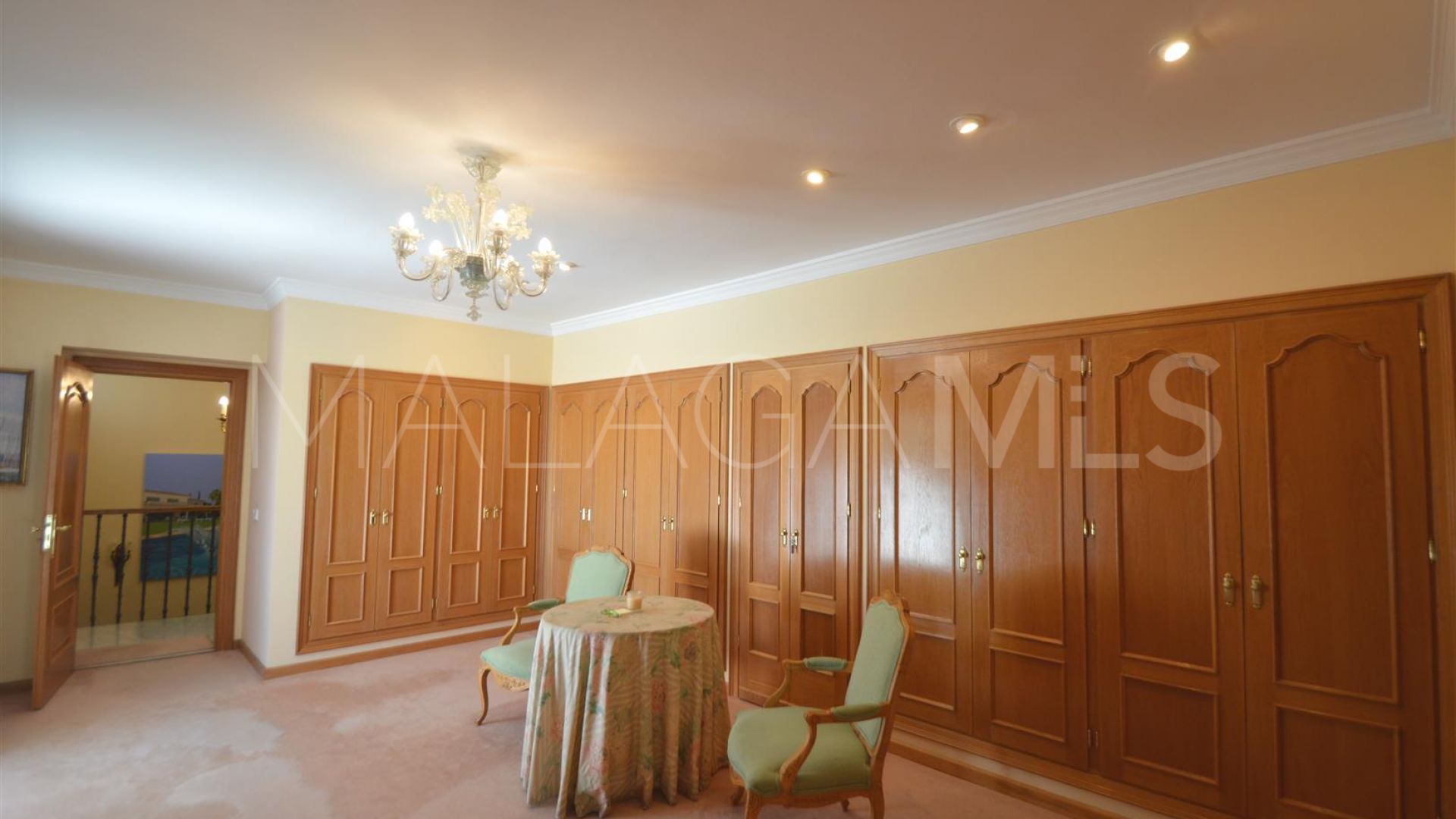 For sale villa in Guadalmina Baja with 8 bedrooms