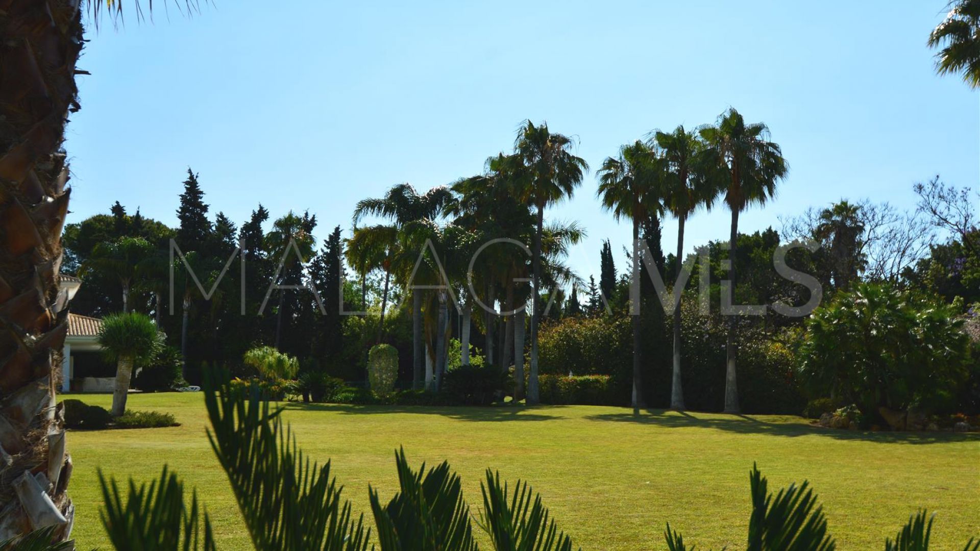 For sale villa in Guadalmina Baja with 8 bedrooms