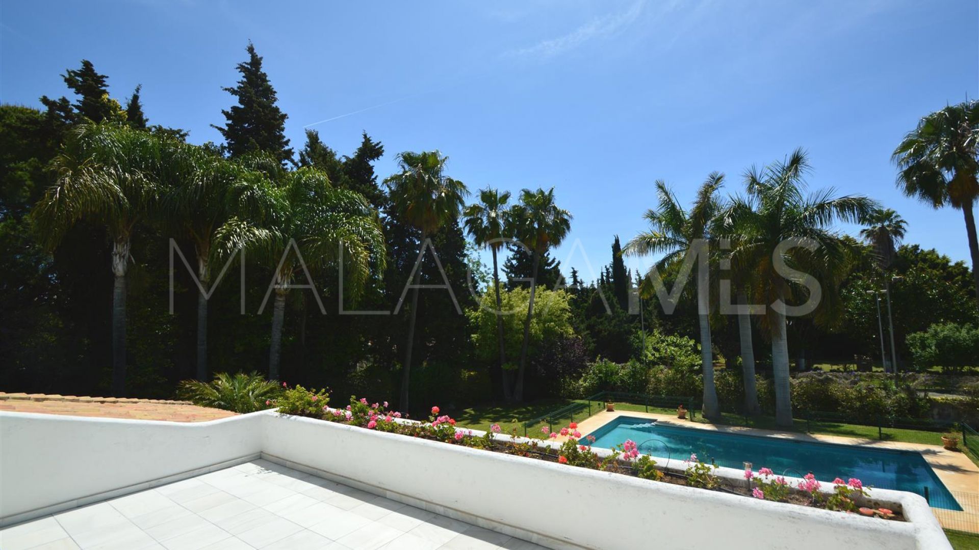 For sale villa in Guadalmina Baja with 8 bedrooms