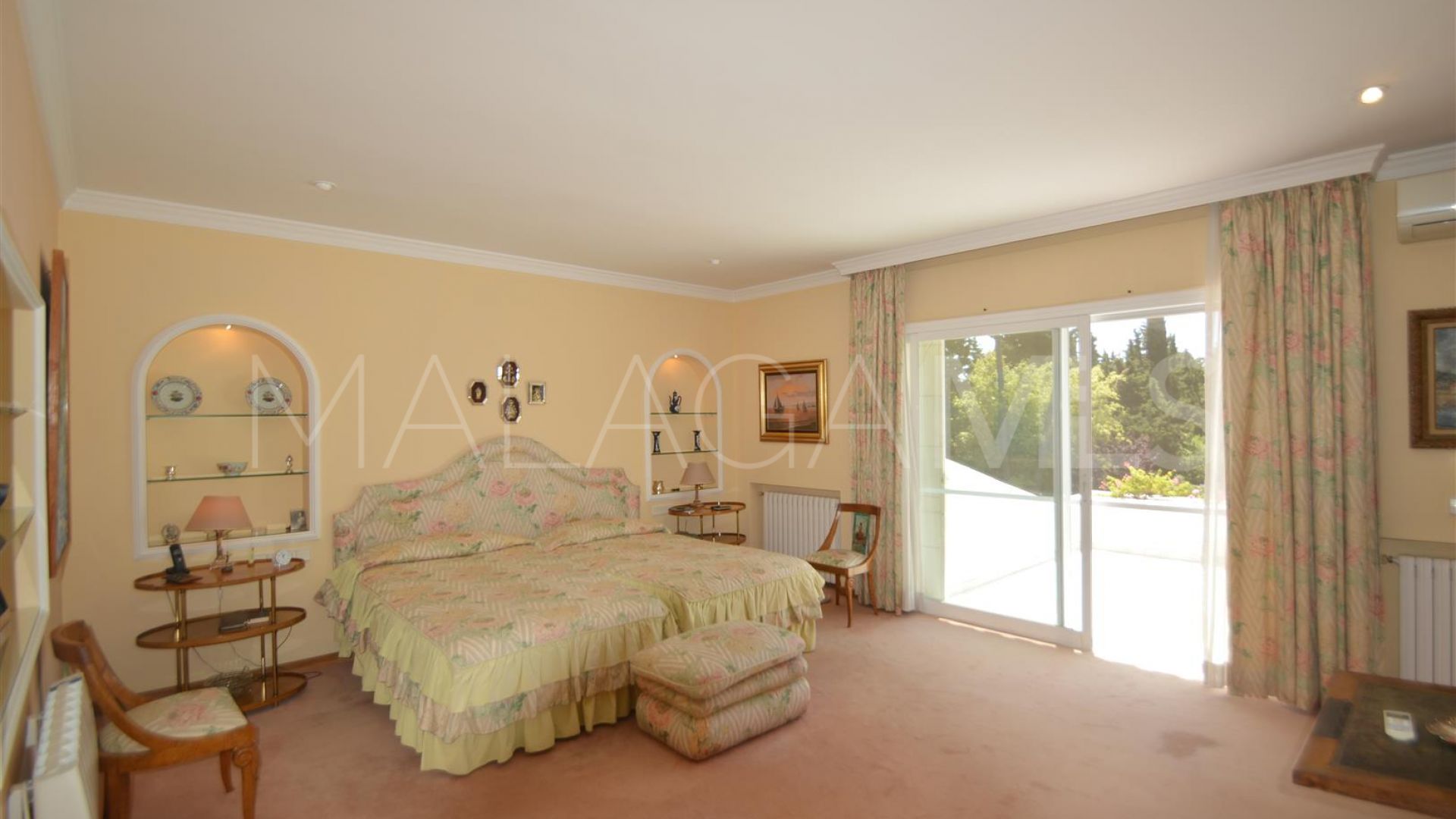 For sale villa in Guadalmina Baja with 8 bedrooms