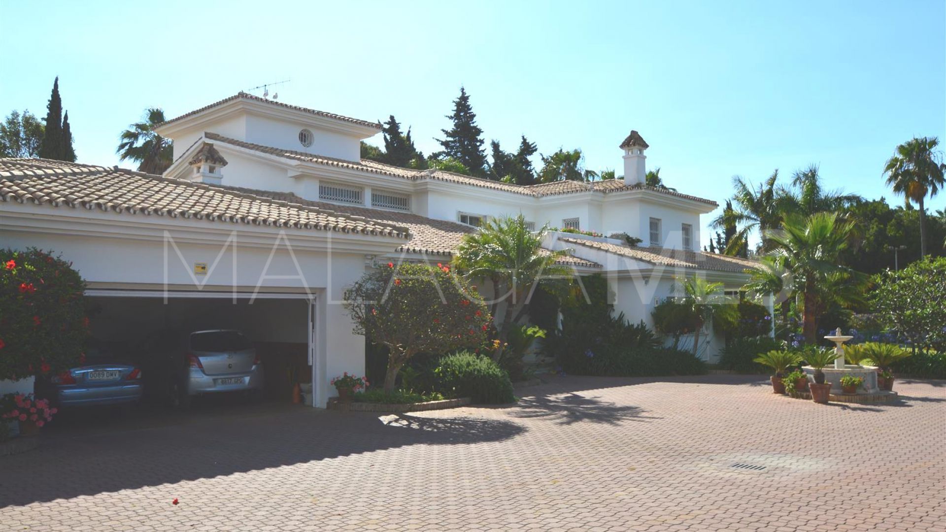 For sale villa in Guadalmina Baja with 8 bedrooms