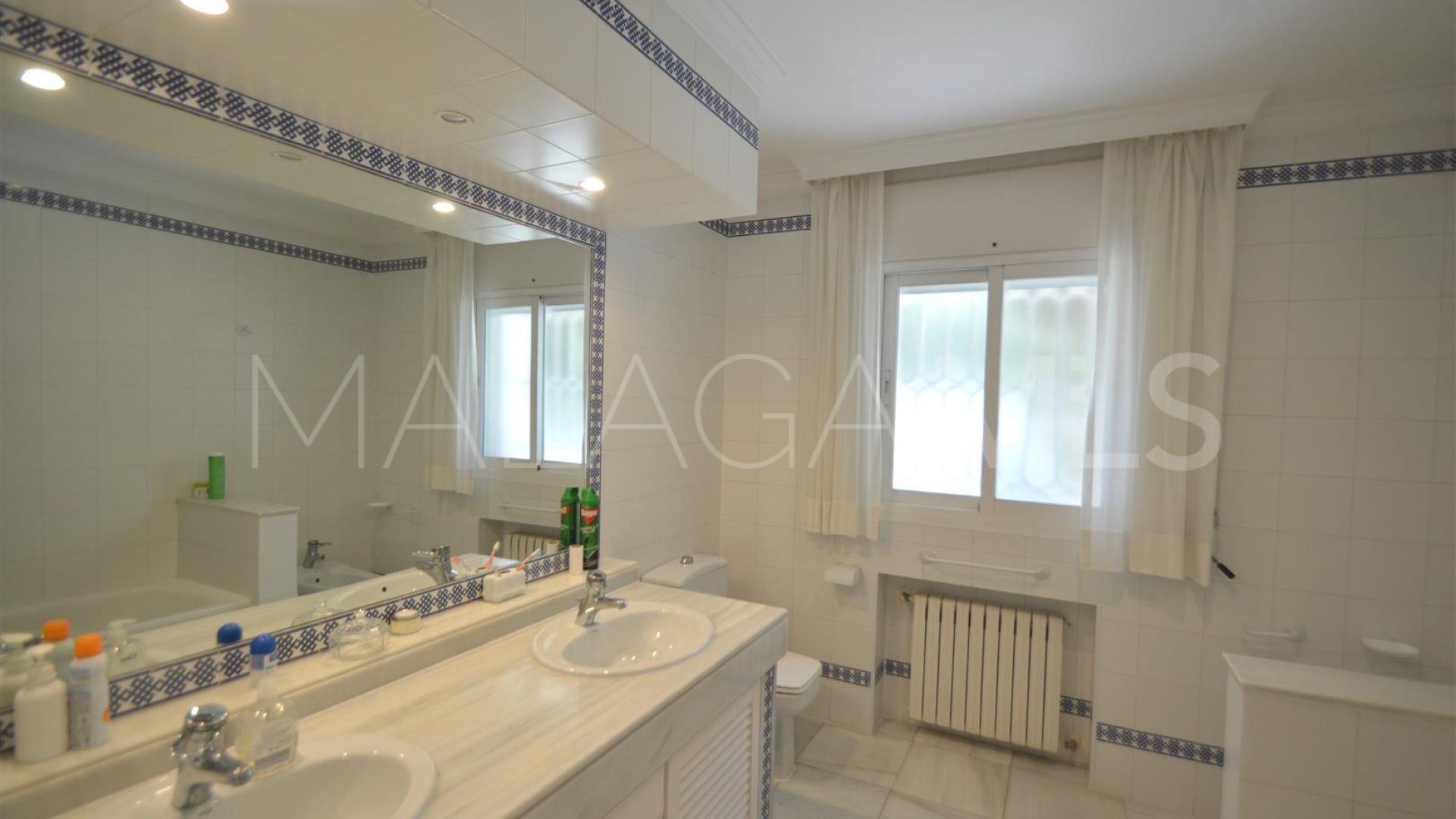 For sale villa in Guadalmina Baja with 8 bedrooms