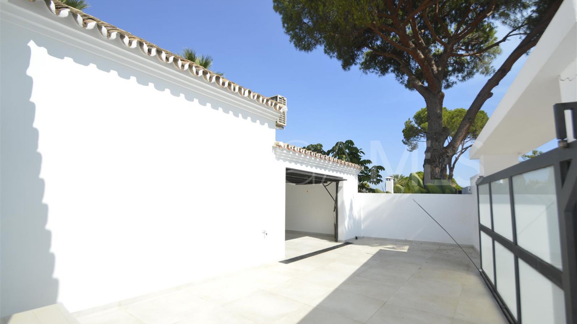 For sale villa in Nueva Andalucia