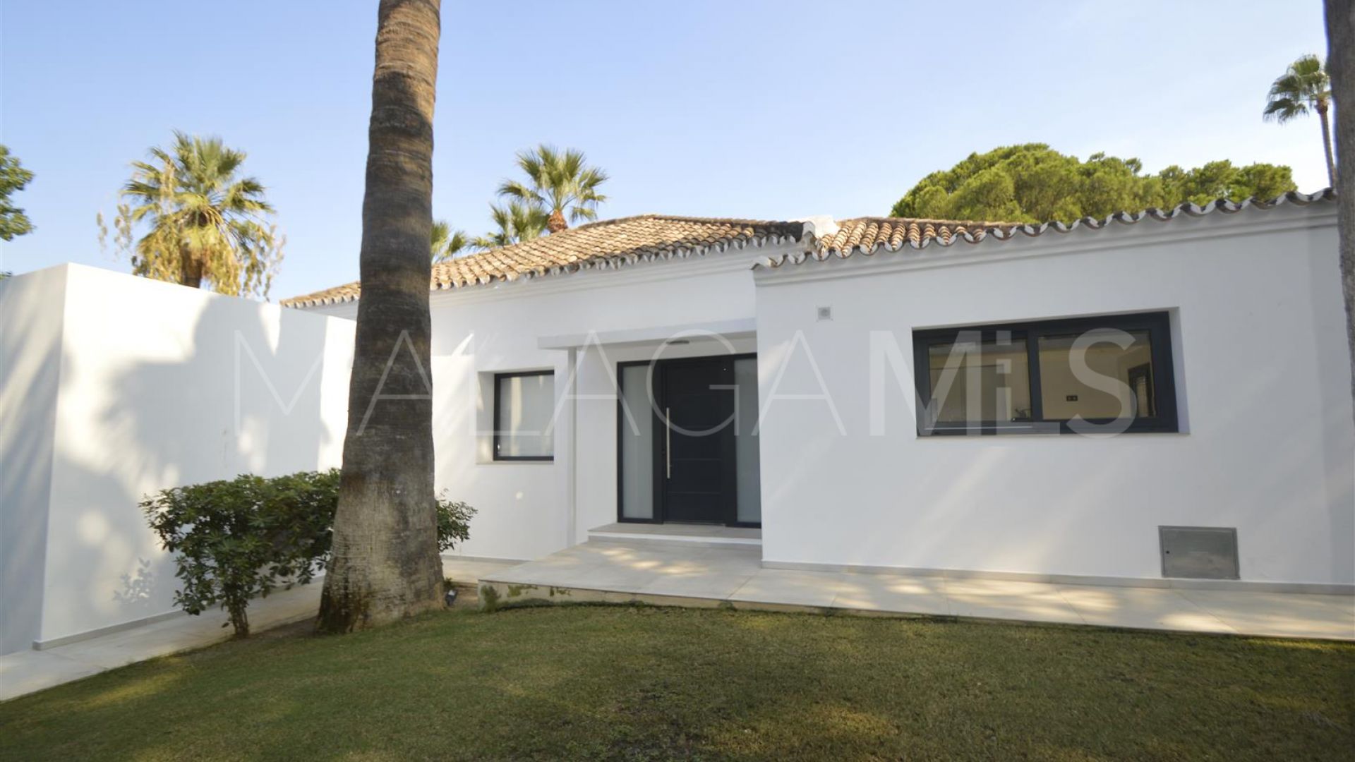 For sale villa in Nueva Andalucia