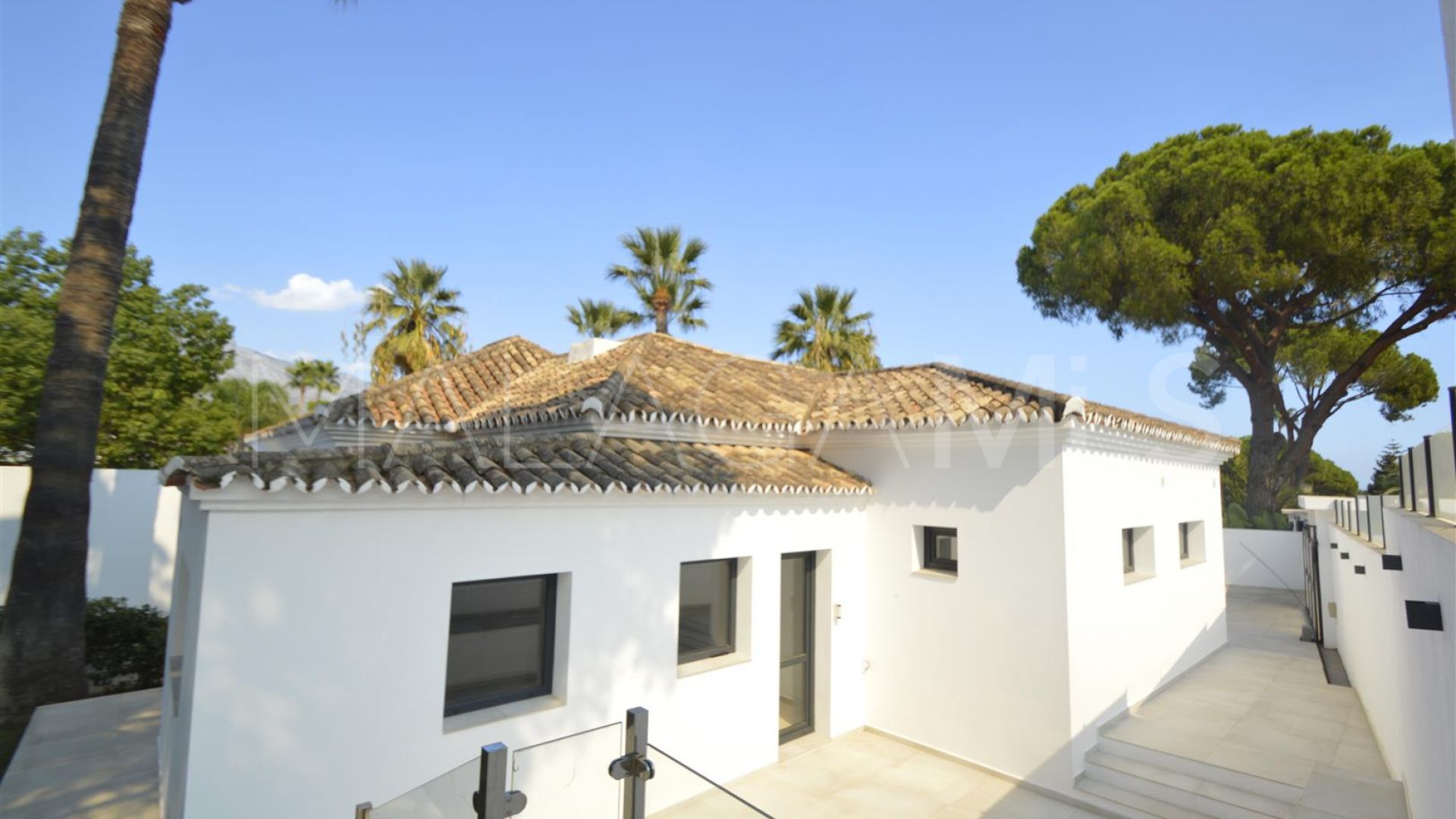 For sale villa in Nueva Andalucia