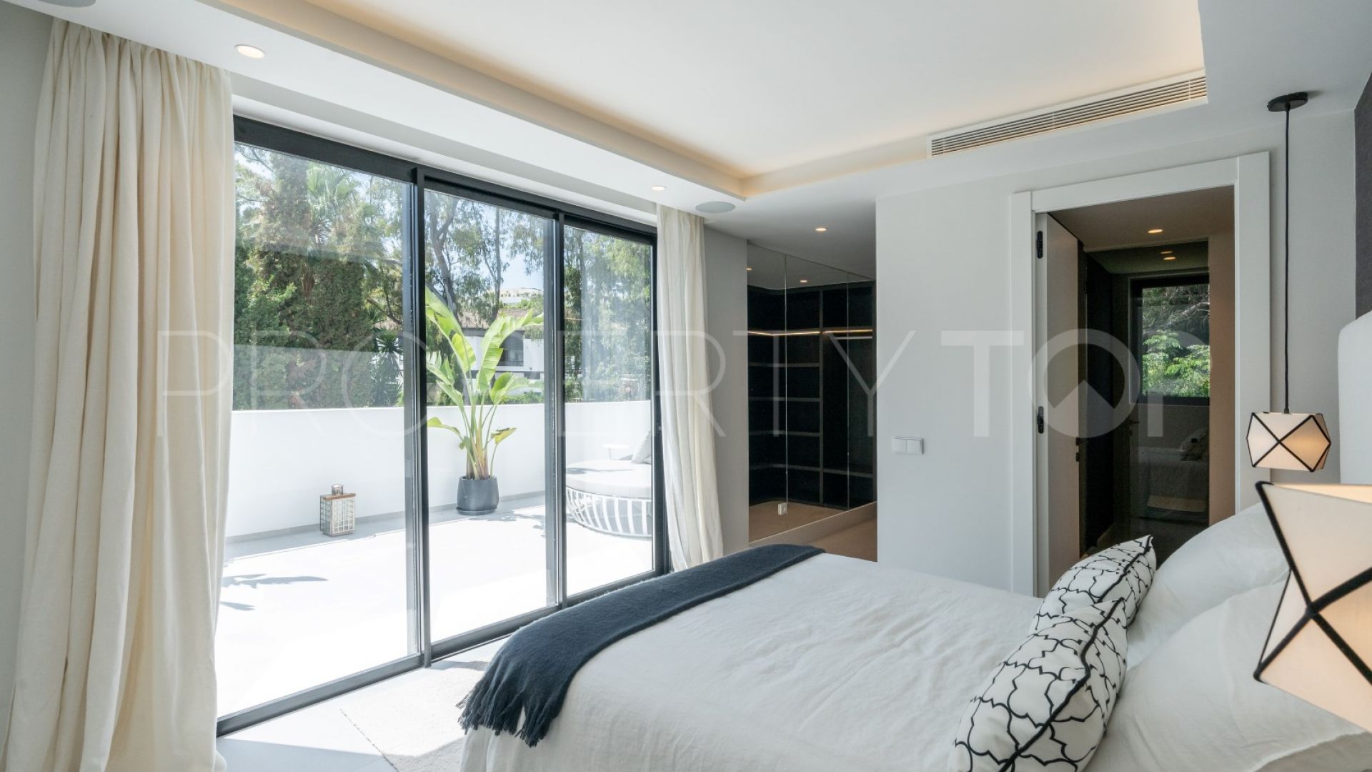 Comprar villa con 5 dormitorios en Las Brisas