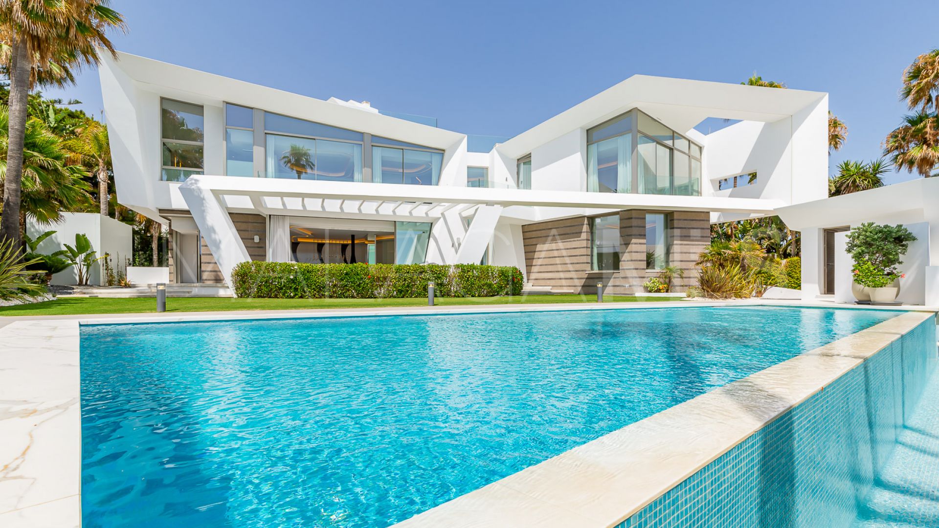 Villa for sale in Los Monteros Playa