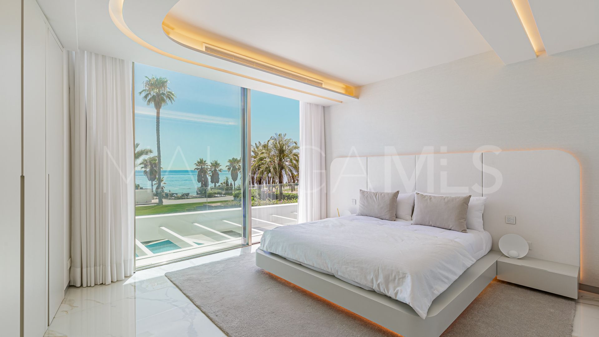 Villa for sale in Los Monteros Playa