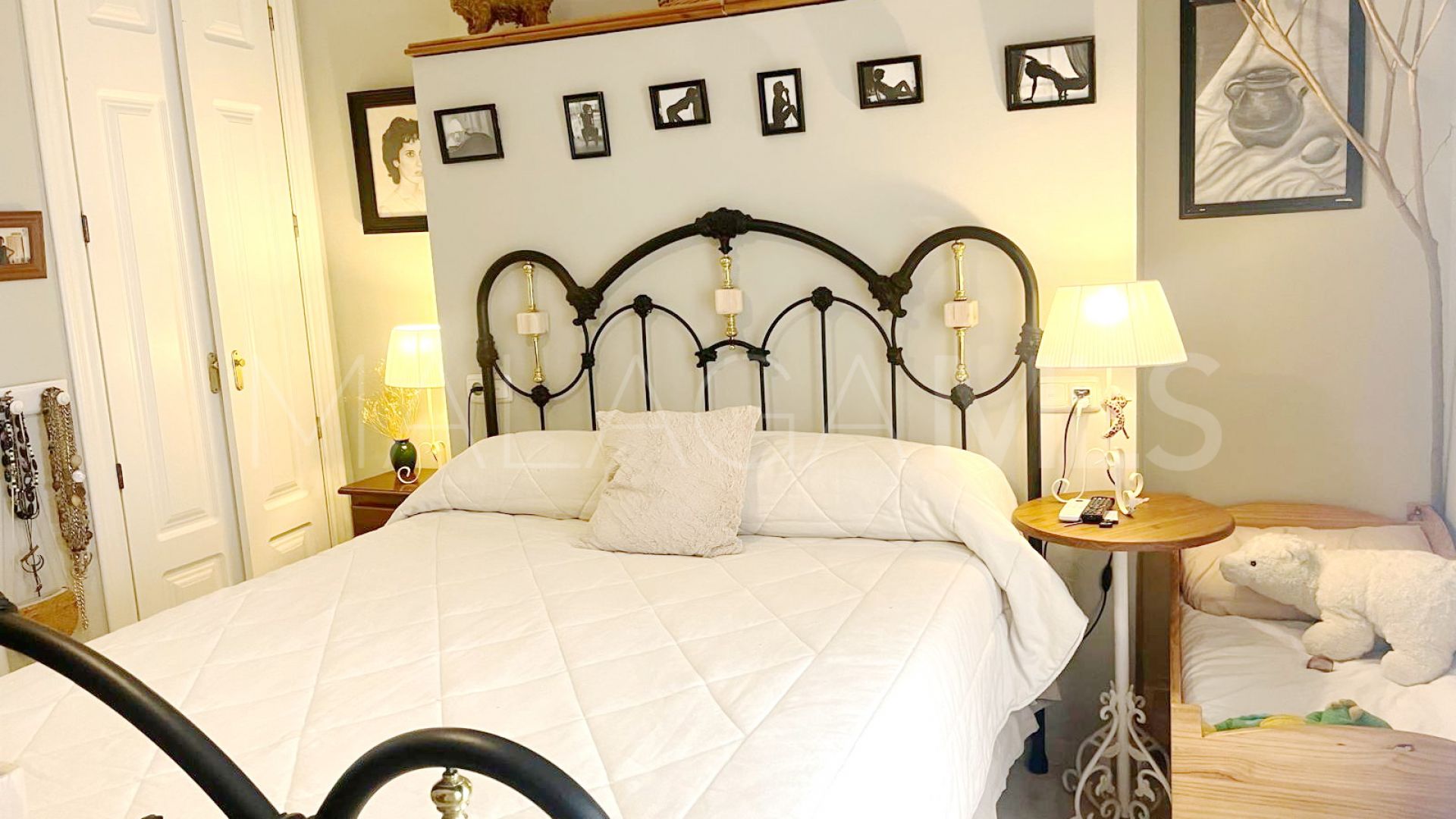 For sale Rio Real apartment with 3 bedrooms