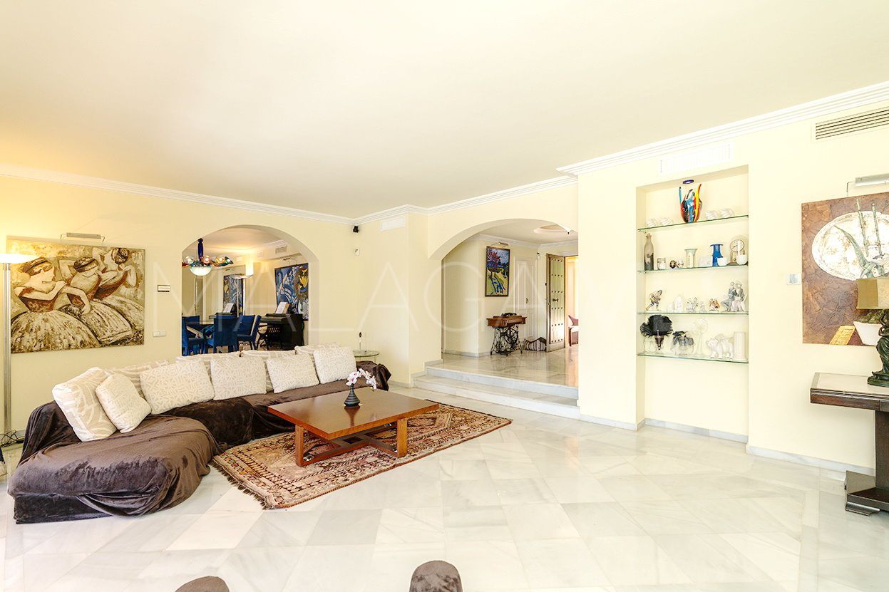For sale 5 bedrooms villa in Cumbres de Elviria