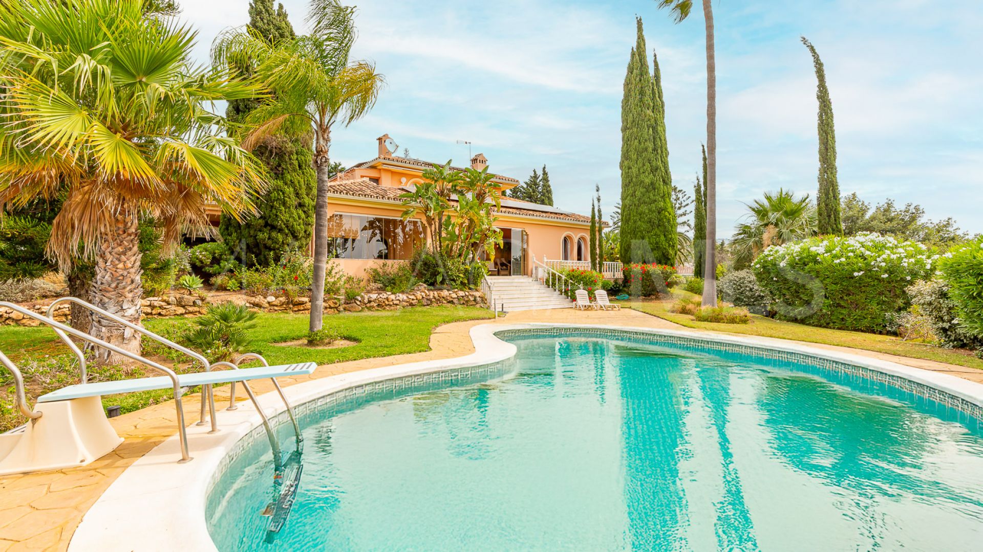 For sale 5 bedrooms villa in Cumbres de Elviria